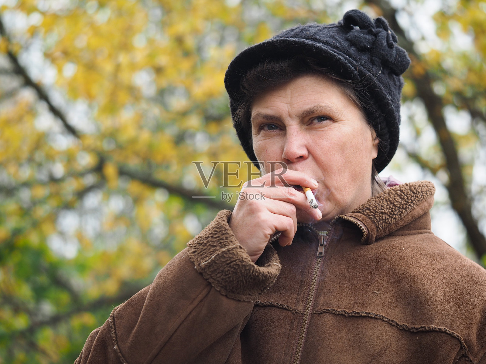 吸烟年龄的女人照片摄影图片
