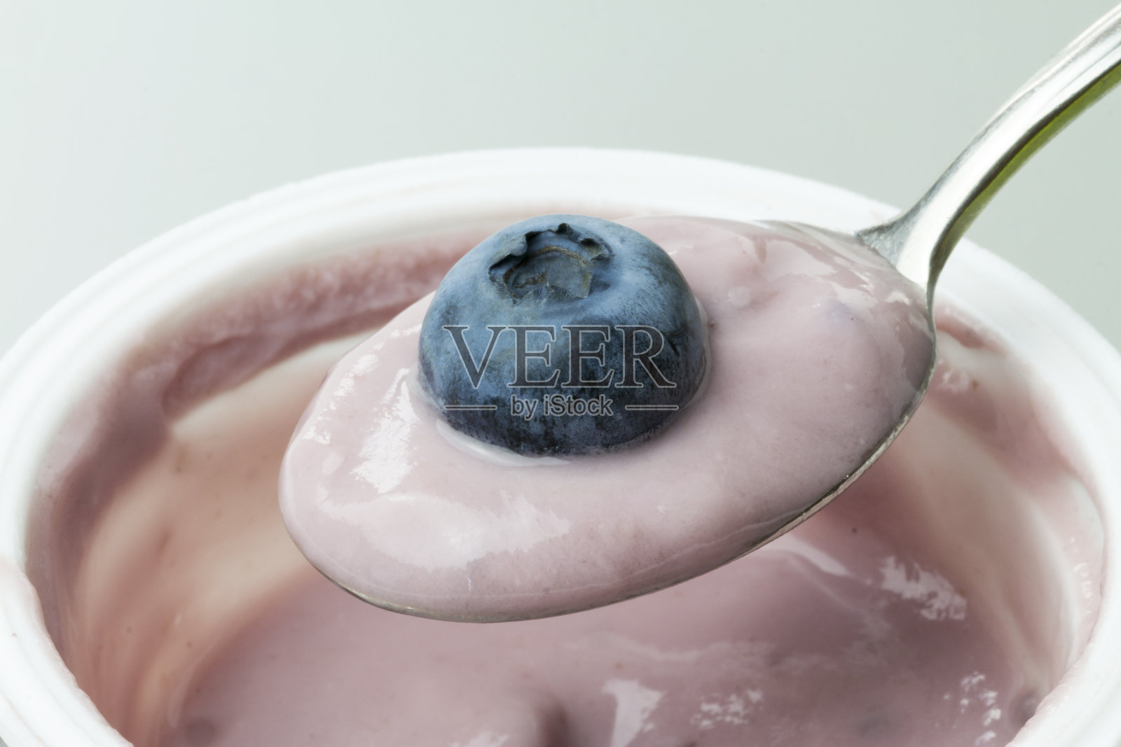 特写一勺草莓酸奶照片摄影图片