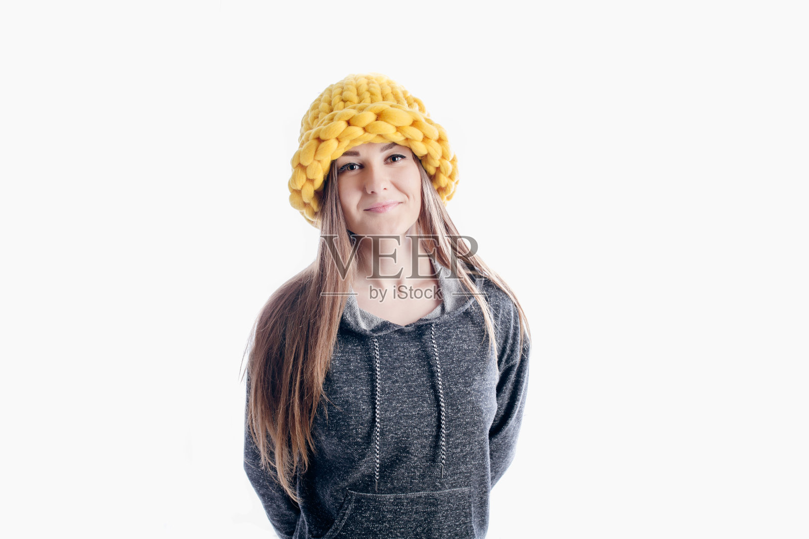 戴着厚帽子的女孩照片摄影图片