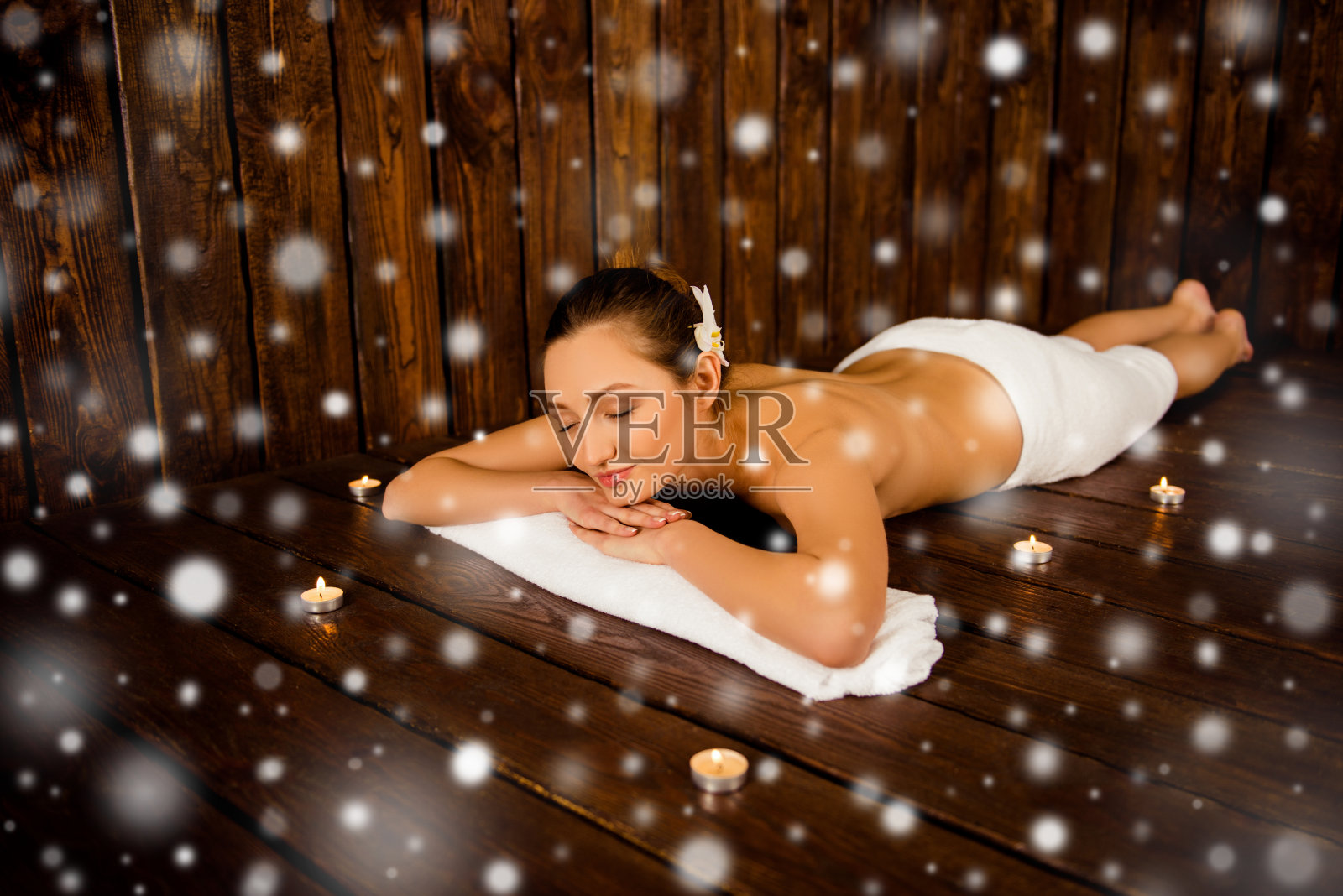 美丽的女人躺在温泉和放松,圣诞节的概念照片摄影图片