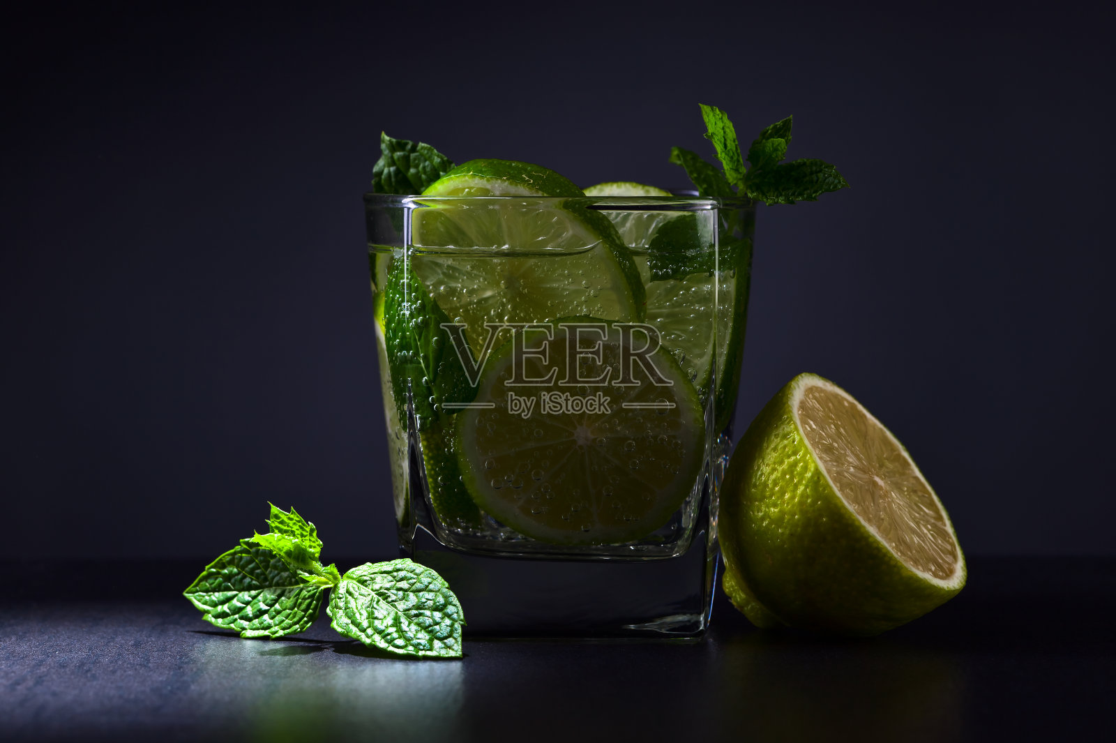 酸橙和薄荷叶的鸡尾酒照片摄影图片