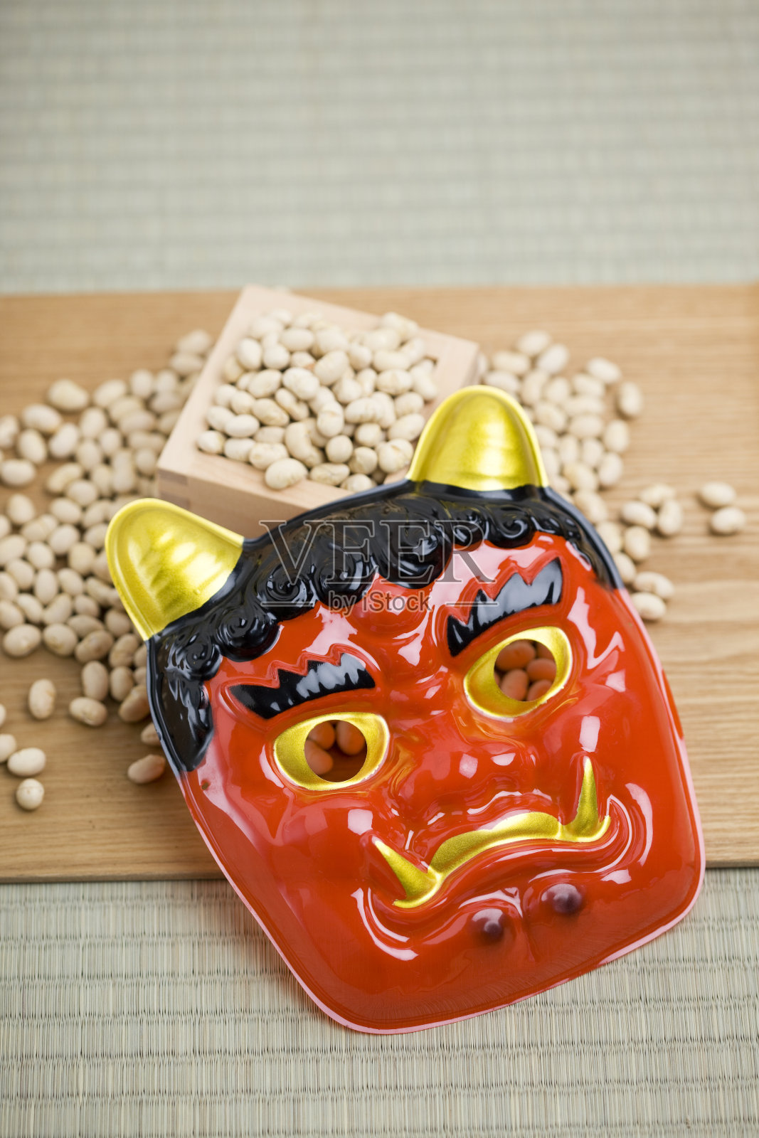 日本鬼面具和大豆照片摄影图片