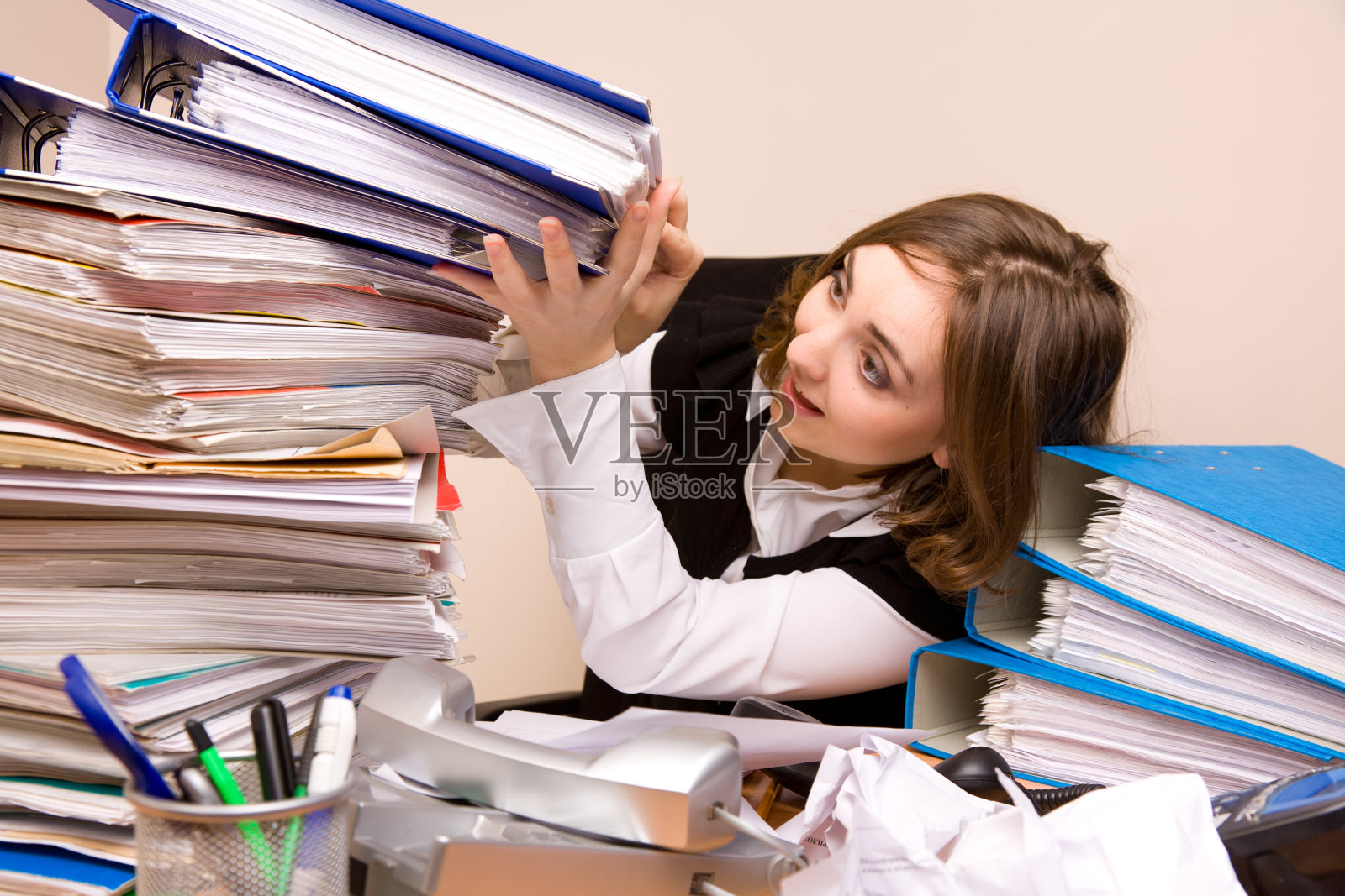 携带文件的年轻女商人照片摄影图片