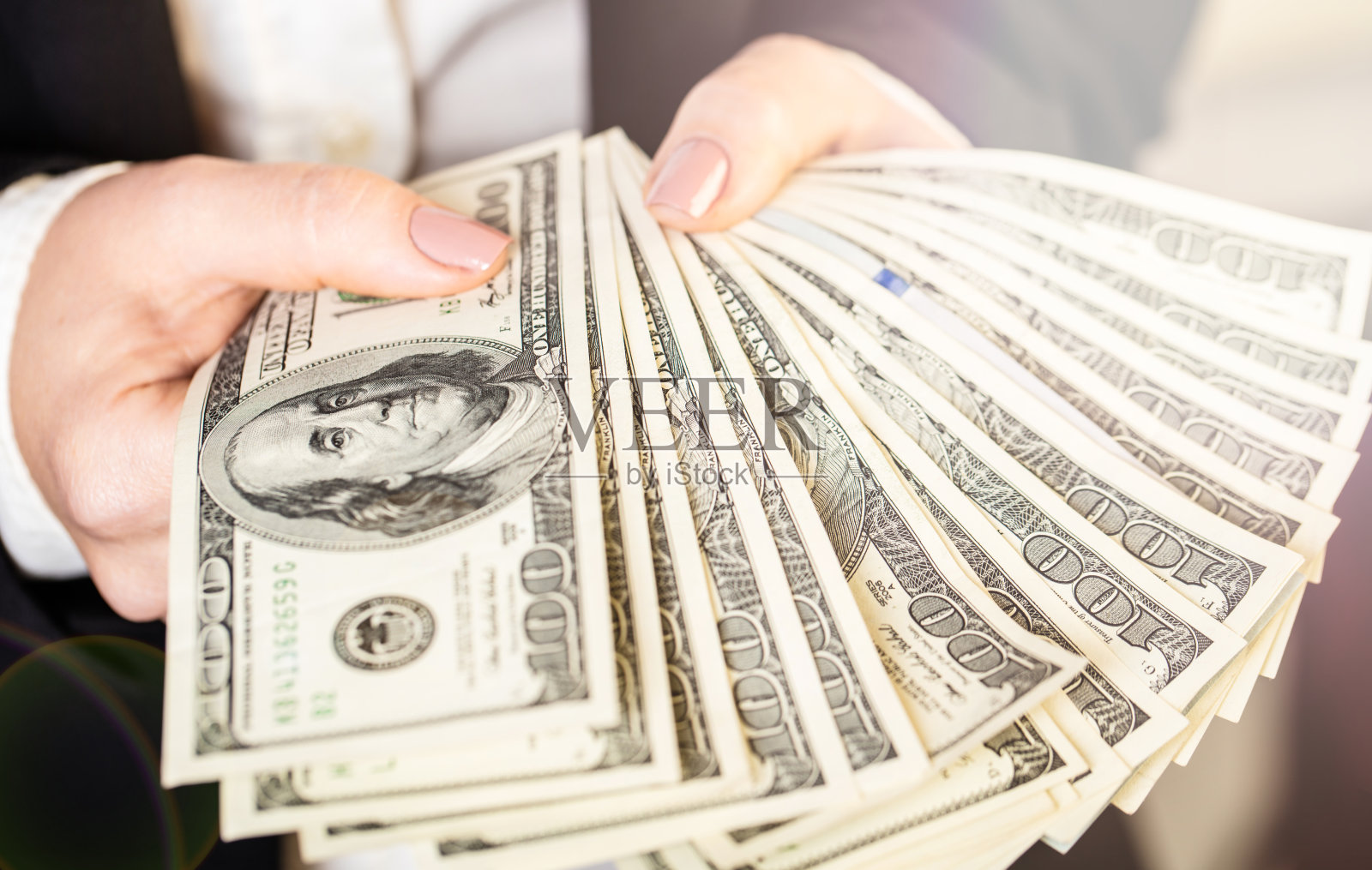 女人拿钱照片摄影图片