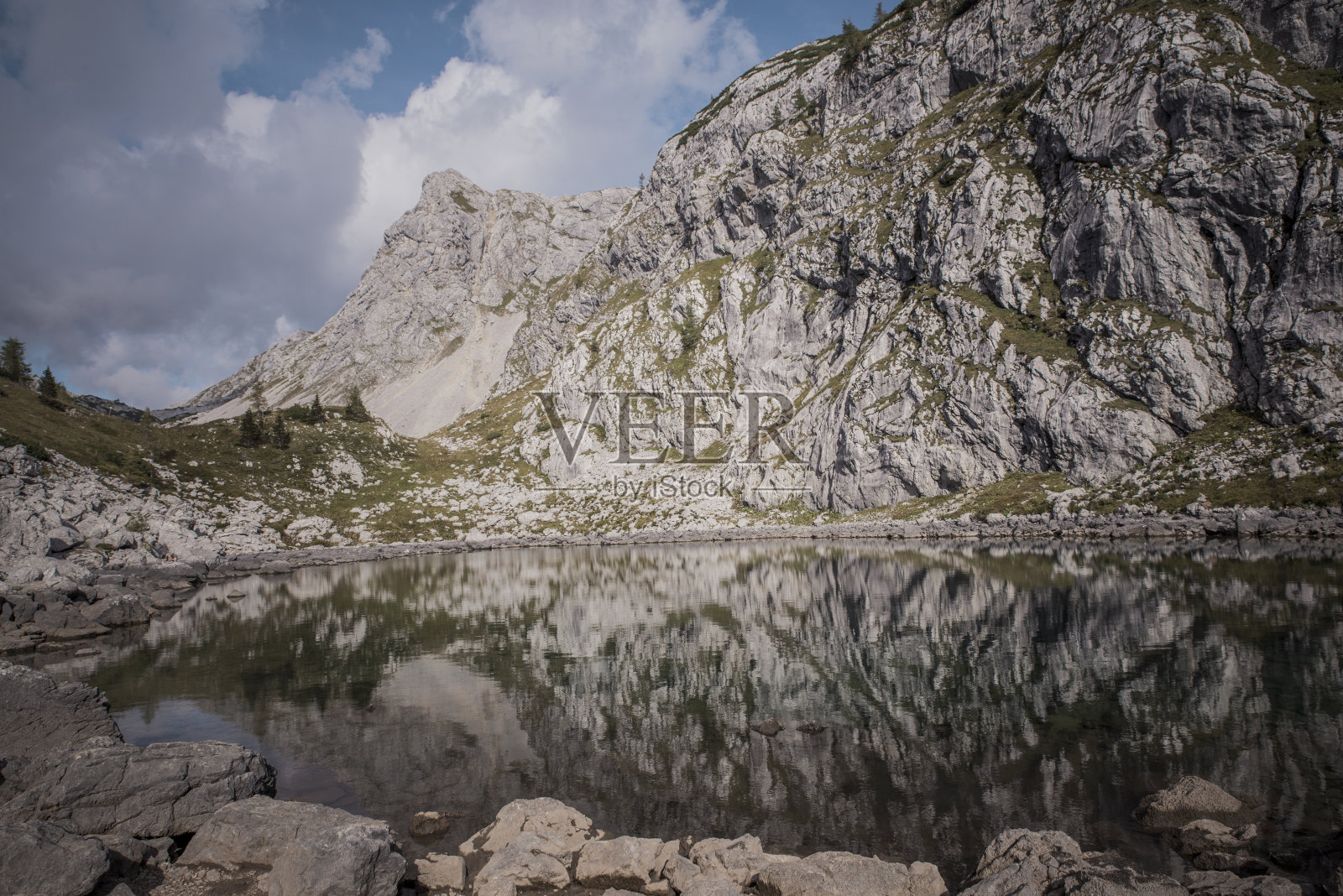 湖中的倒影照片摄影图片