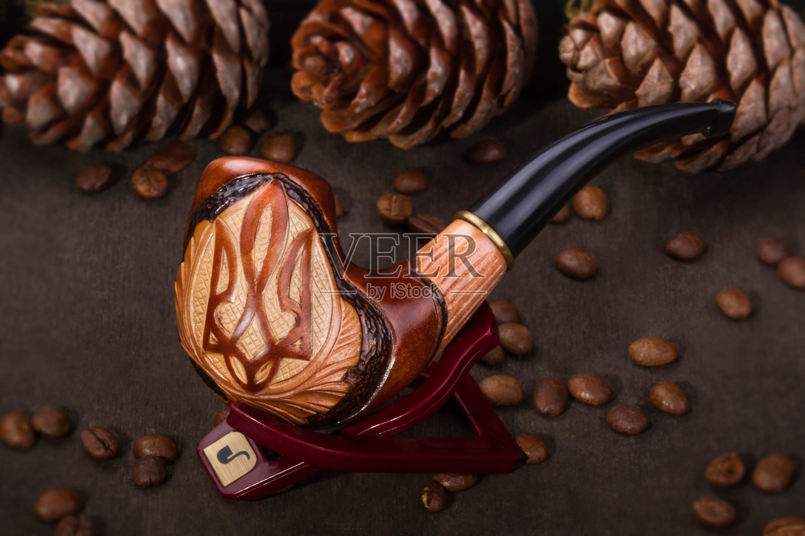 木制背景上的经典烟斗照片摄影图片