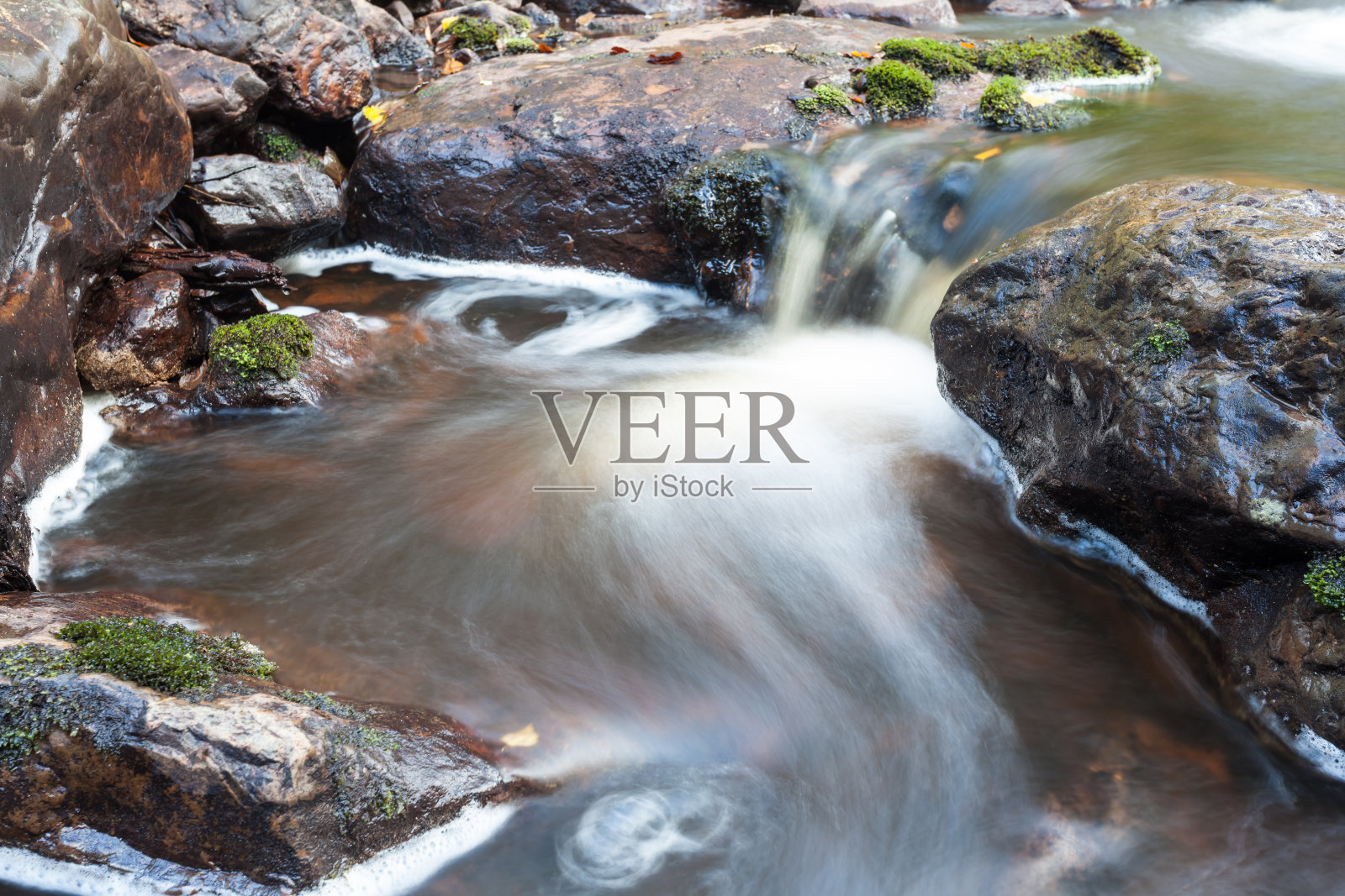 河边有一块巨石照片摄影图片