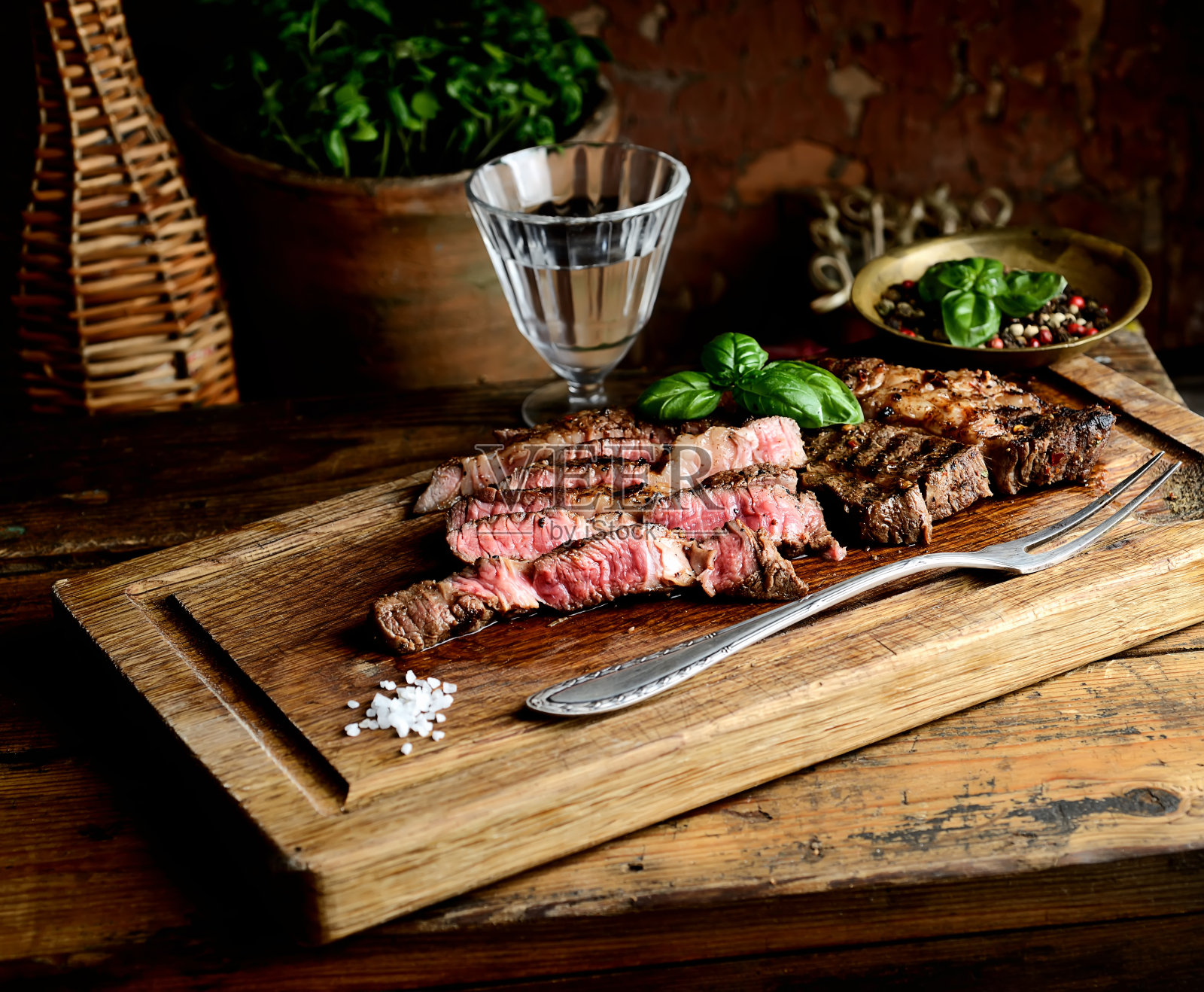 切菜板上多汁的烤牛排照片摄影图片