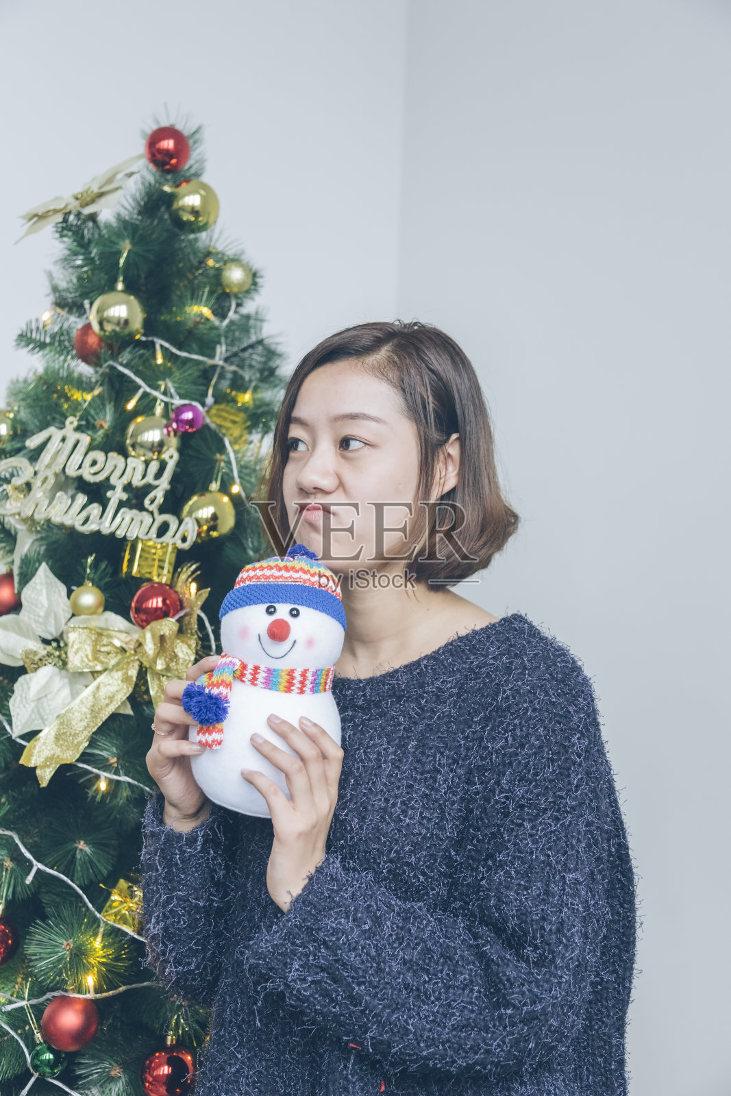 美丽的年轻女子孤立在圣诞树的背景照片摄影图片