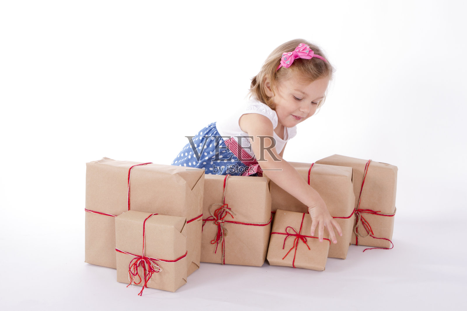 蹒跚学步的孩子和一堆礼物照片摄影图片