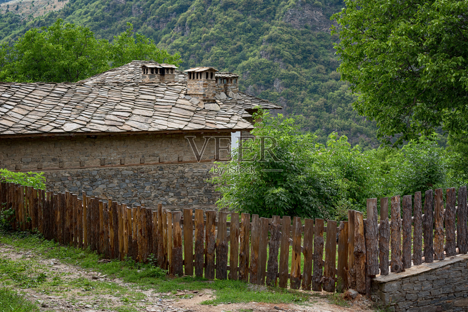 保加利亚,夏日里Kovachevitsa村的街道上照片摄影图片