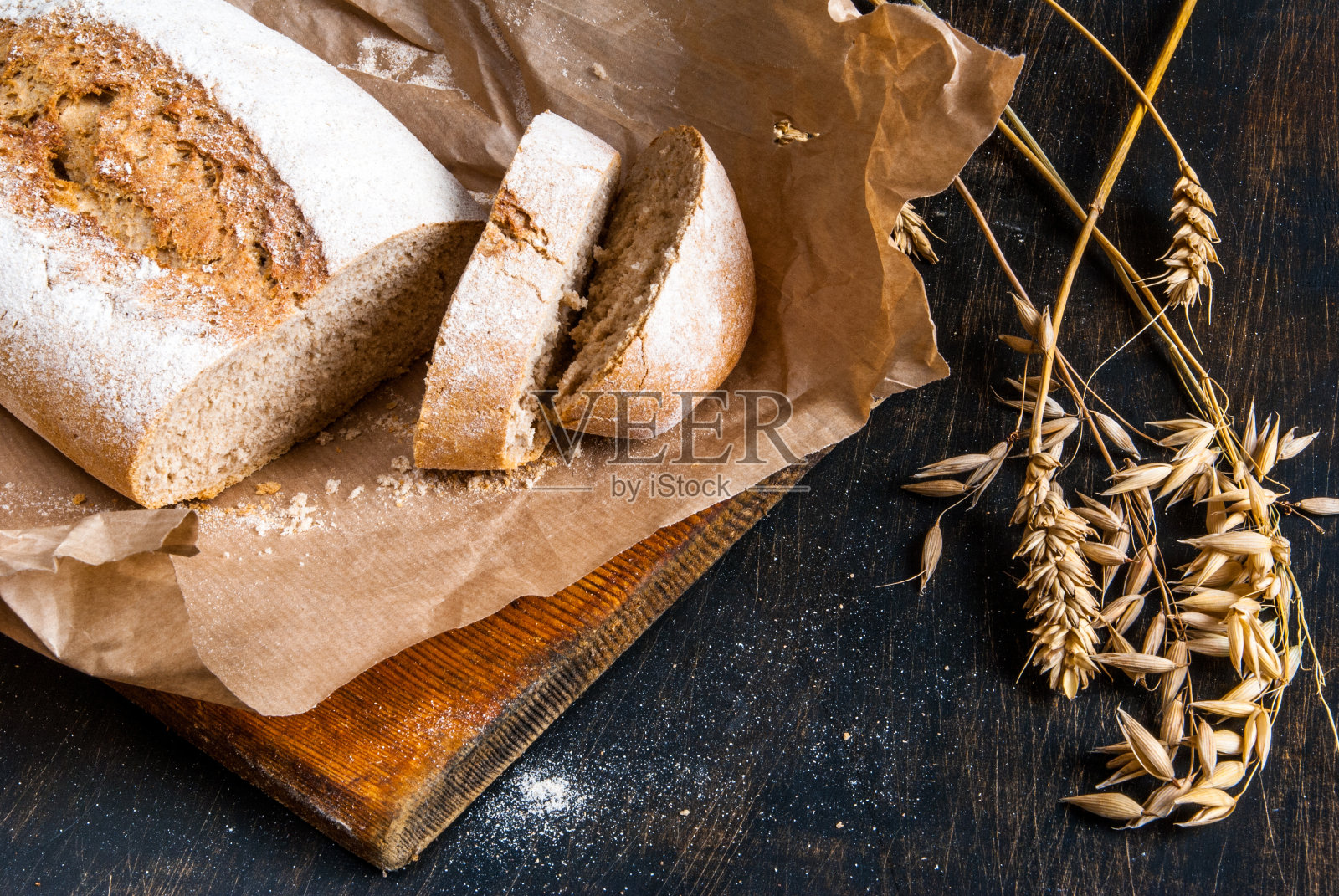 芳香的新鲜烘焙黑麦面包照片摄影图片