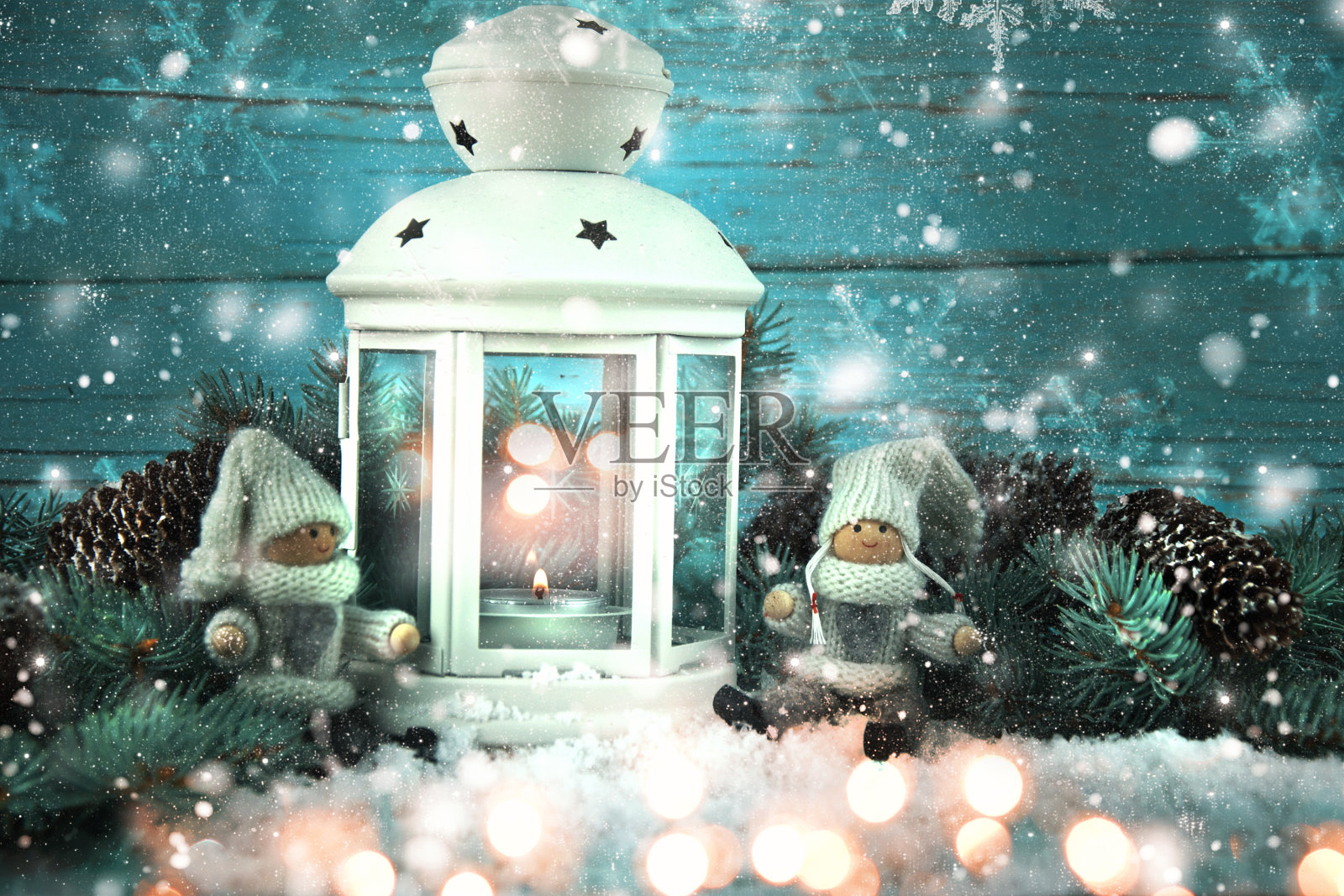 圣诞彩灯与圣诞装饰照片摄影图片