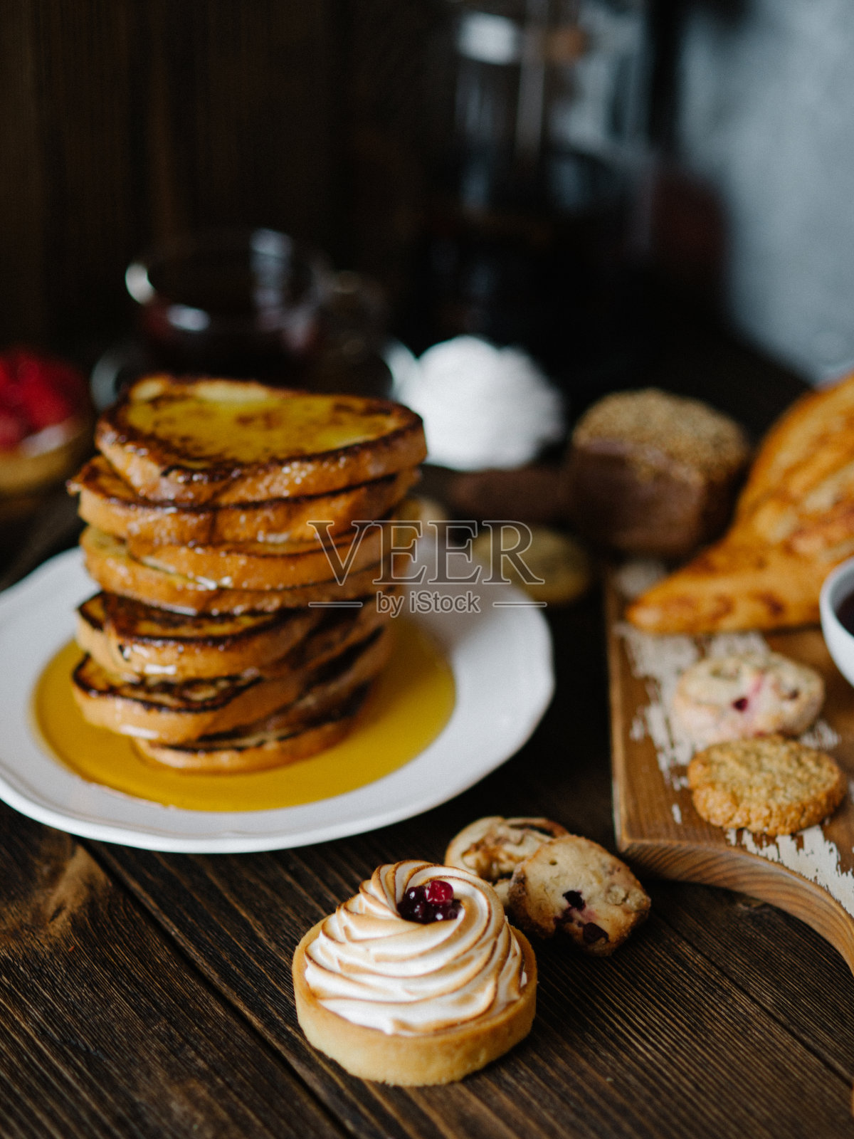 早餐桌上有糕点照片摄影图片