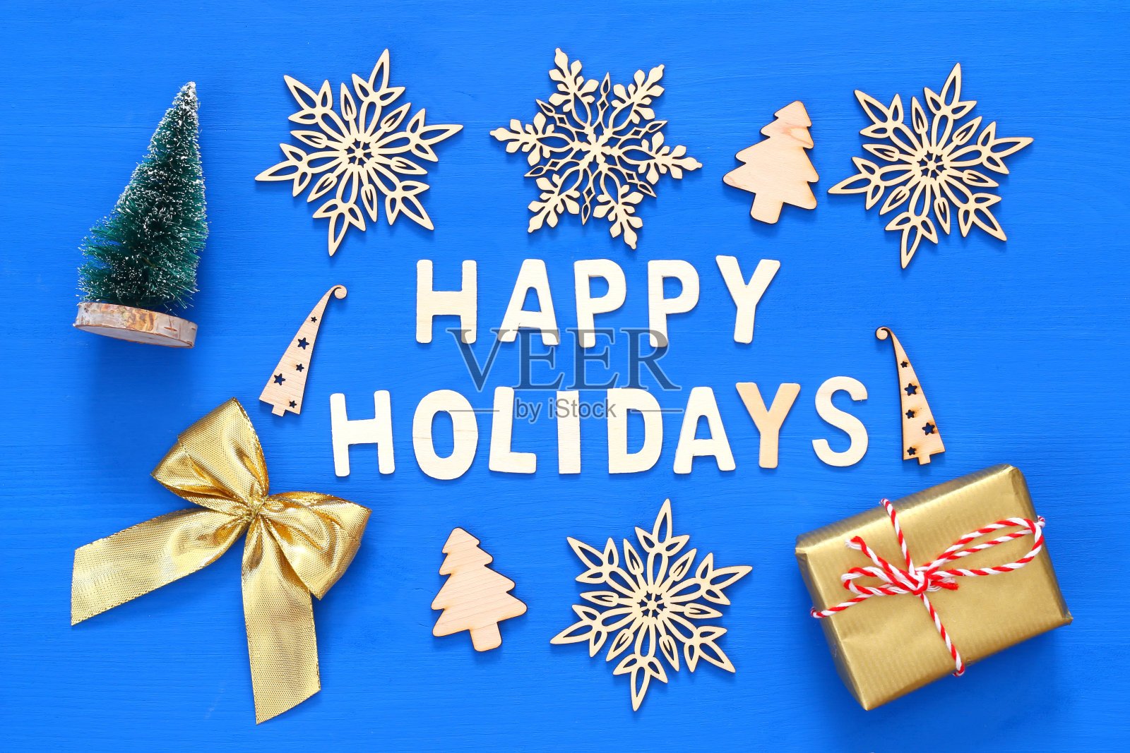 手工制作的礼盒,装饰雪花,圣诞树照片摄影图片