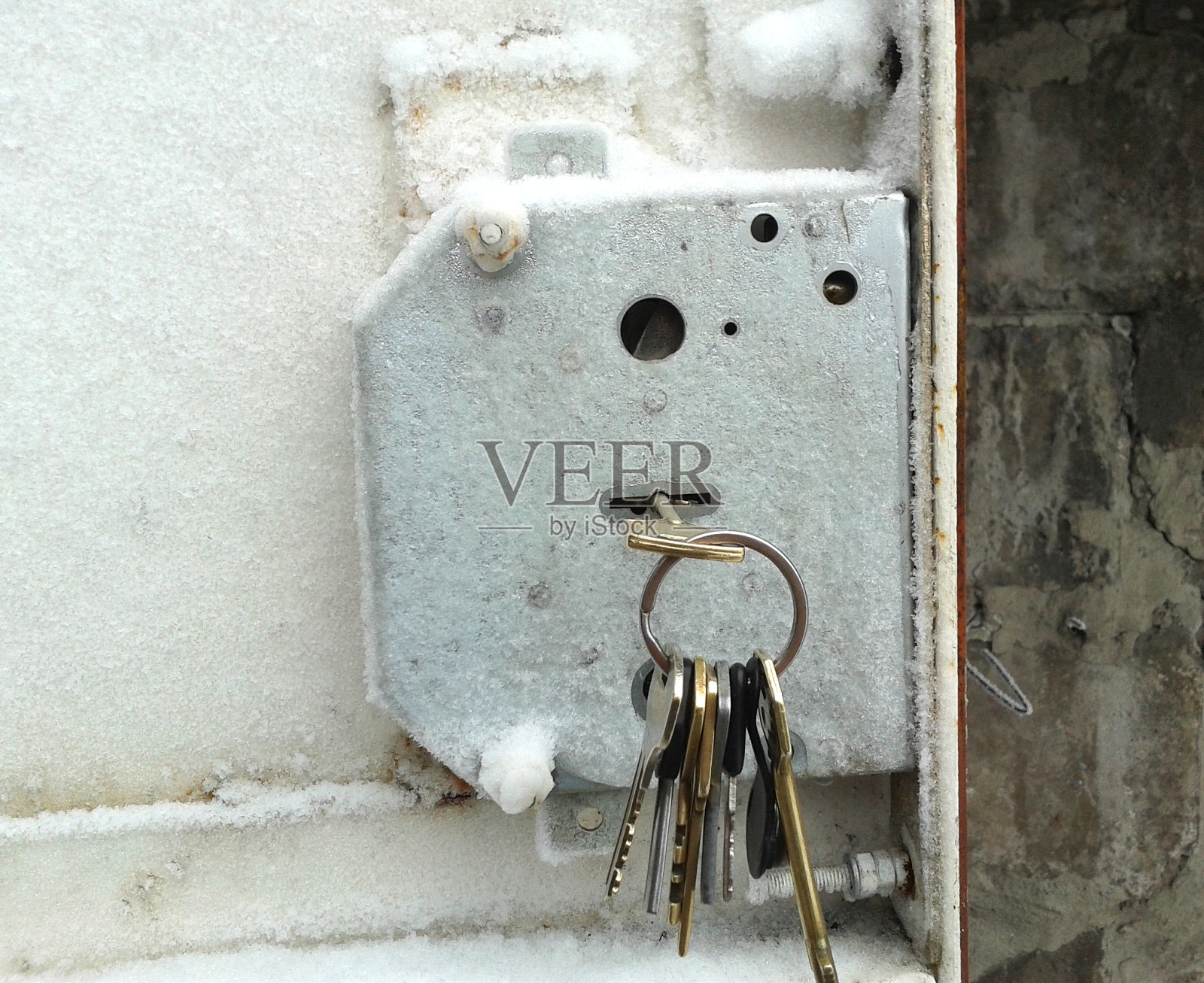 钥匙在锁里。照片摄影图片