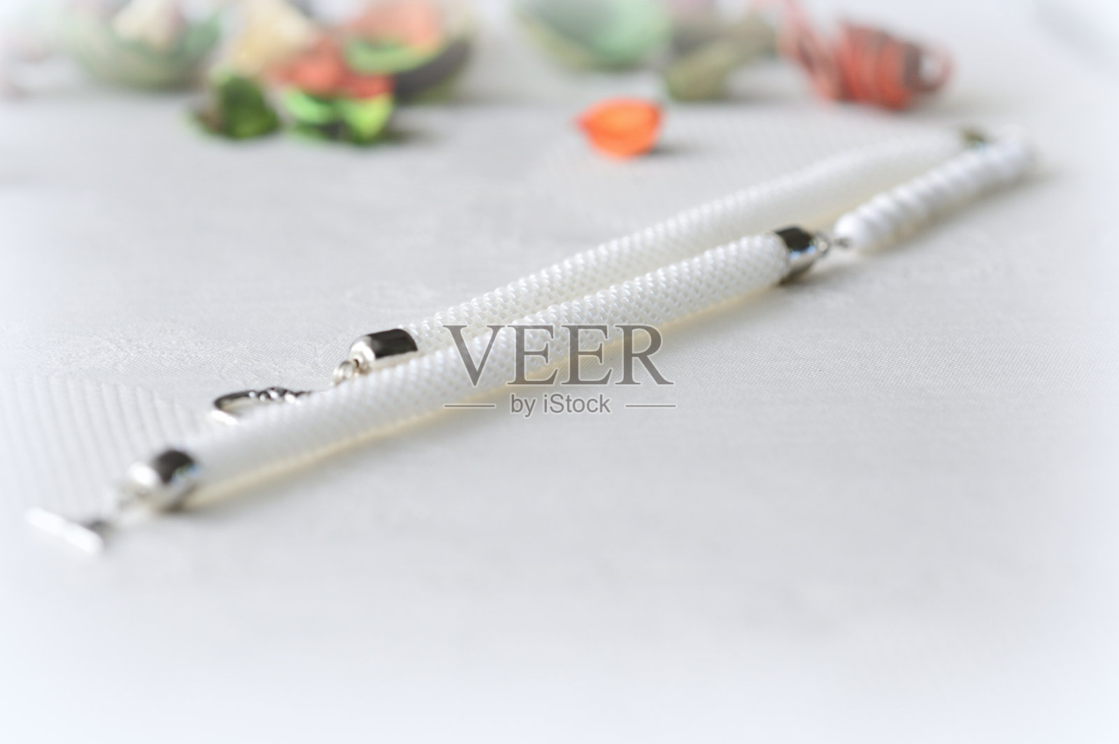 由种子珠子和石头珠子制成的白色项链照片摄影图片