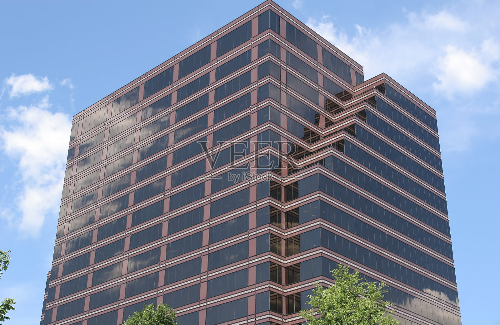 砖和玻璃与云照片摄影图片