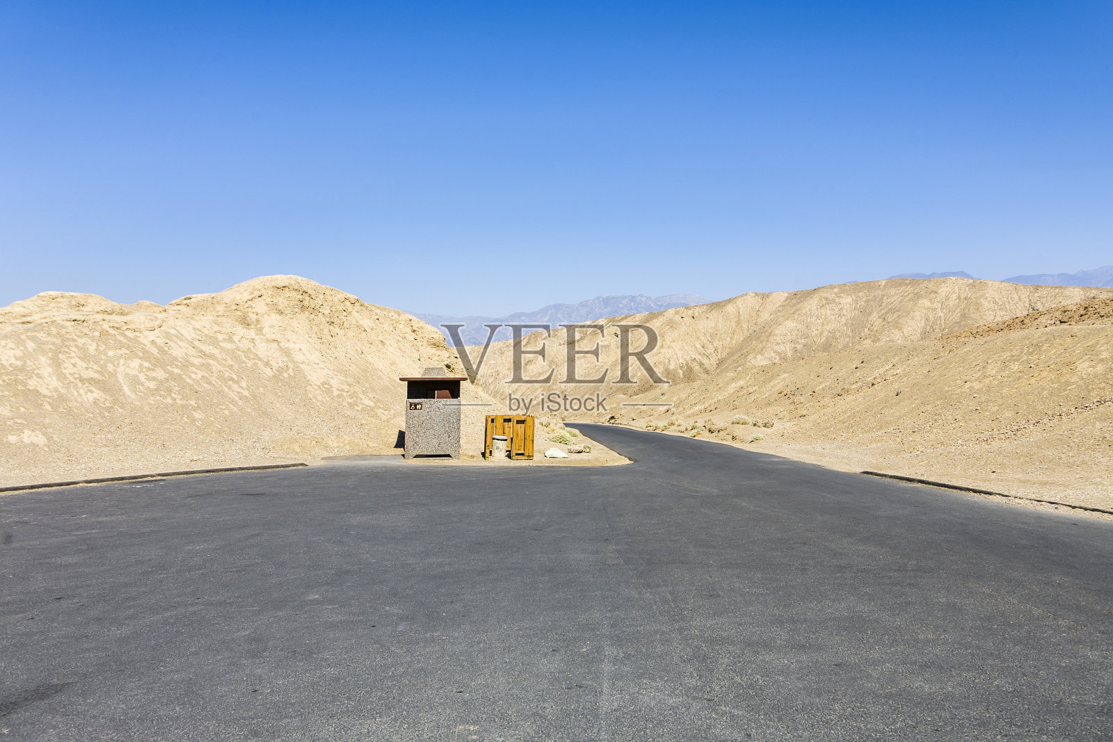 死亡谷的一个空停车场照片摄影图片