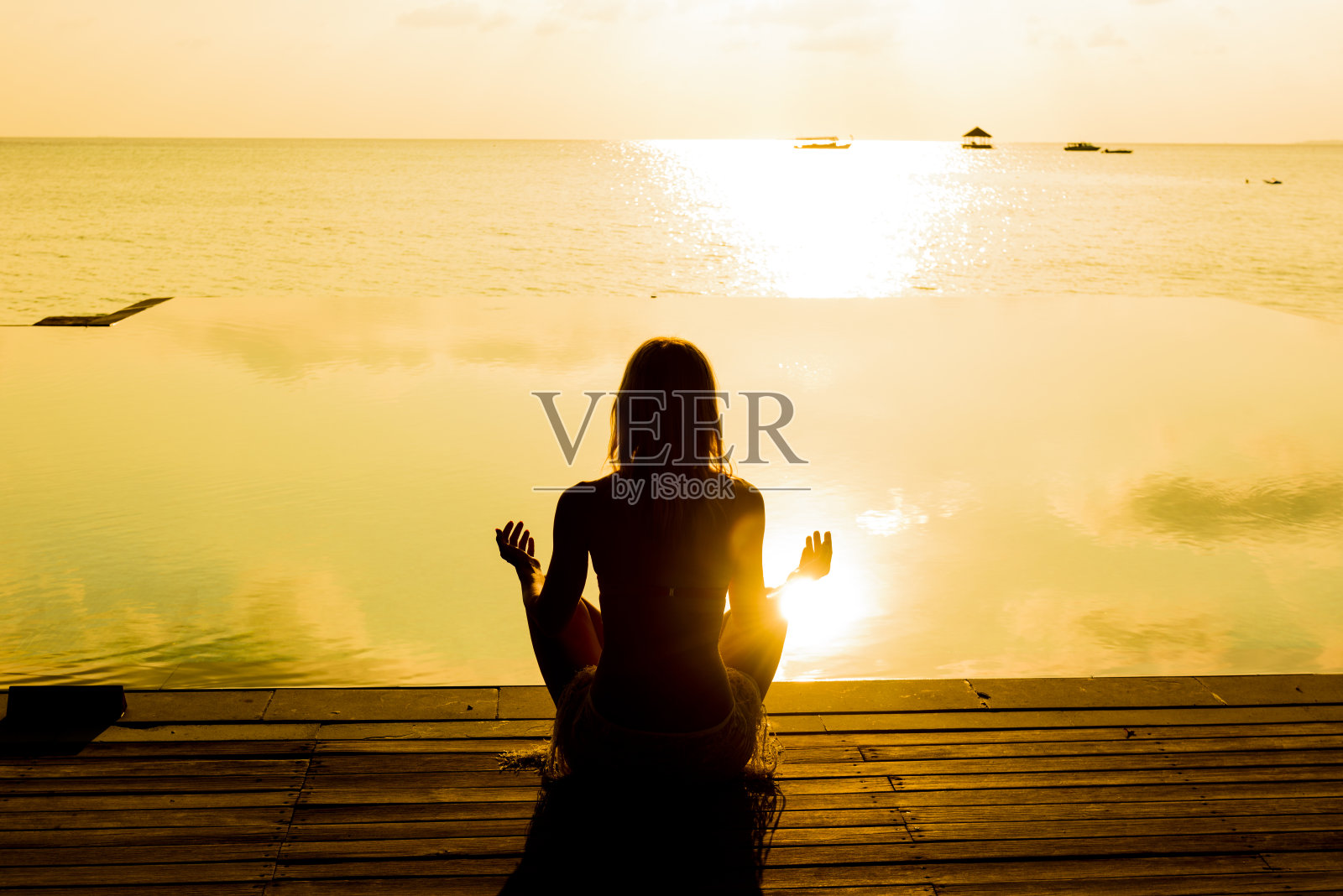 年轻女子在沙滩上欣赏日落照片摄影图片