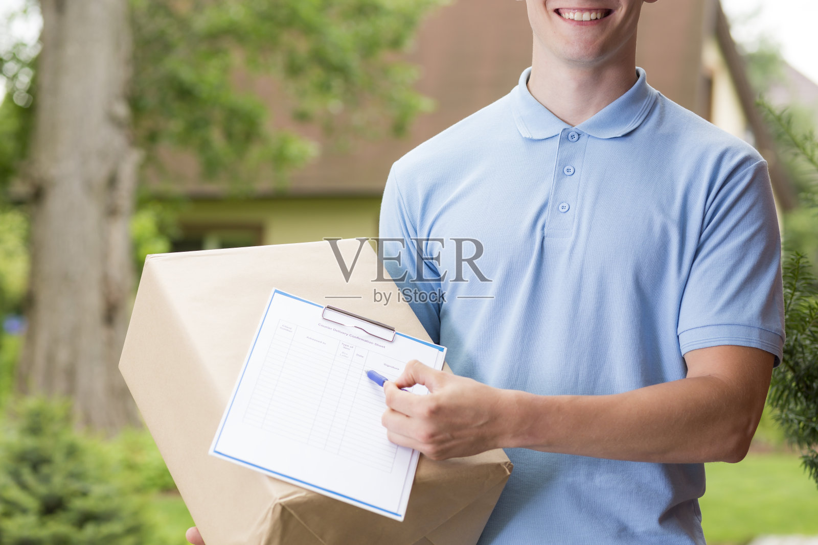快乐的快递员拿着包裹照片摄影图片