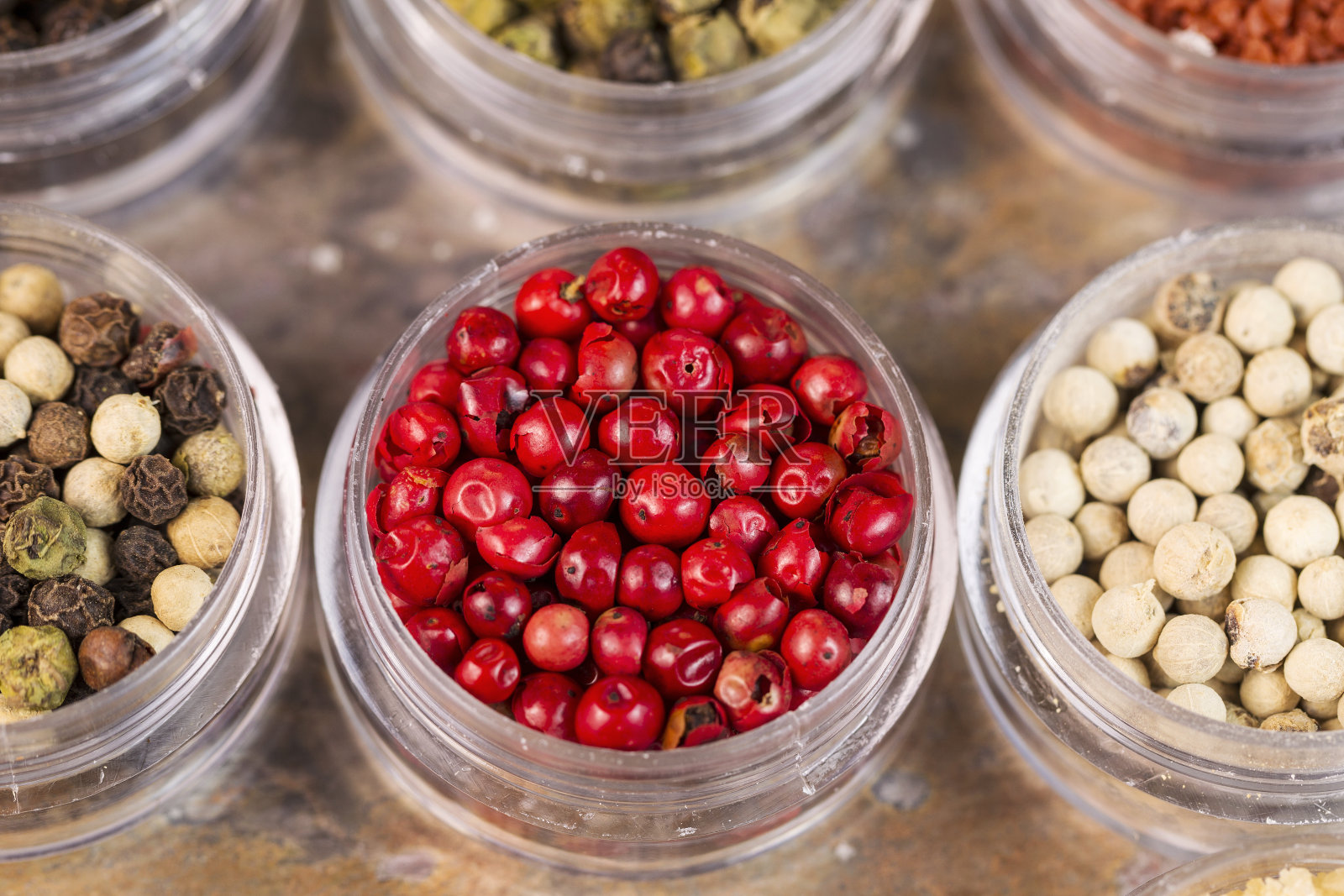 红色花椒小容器在石头的背景照片摄影图片