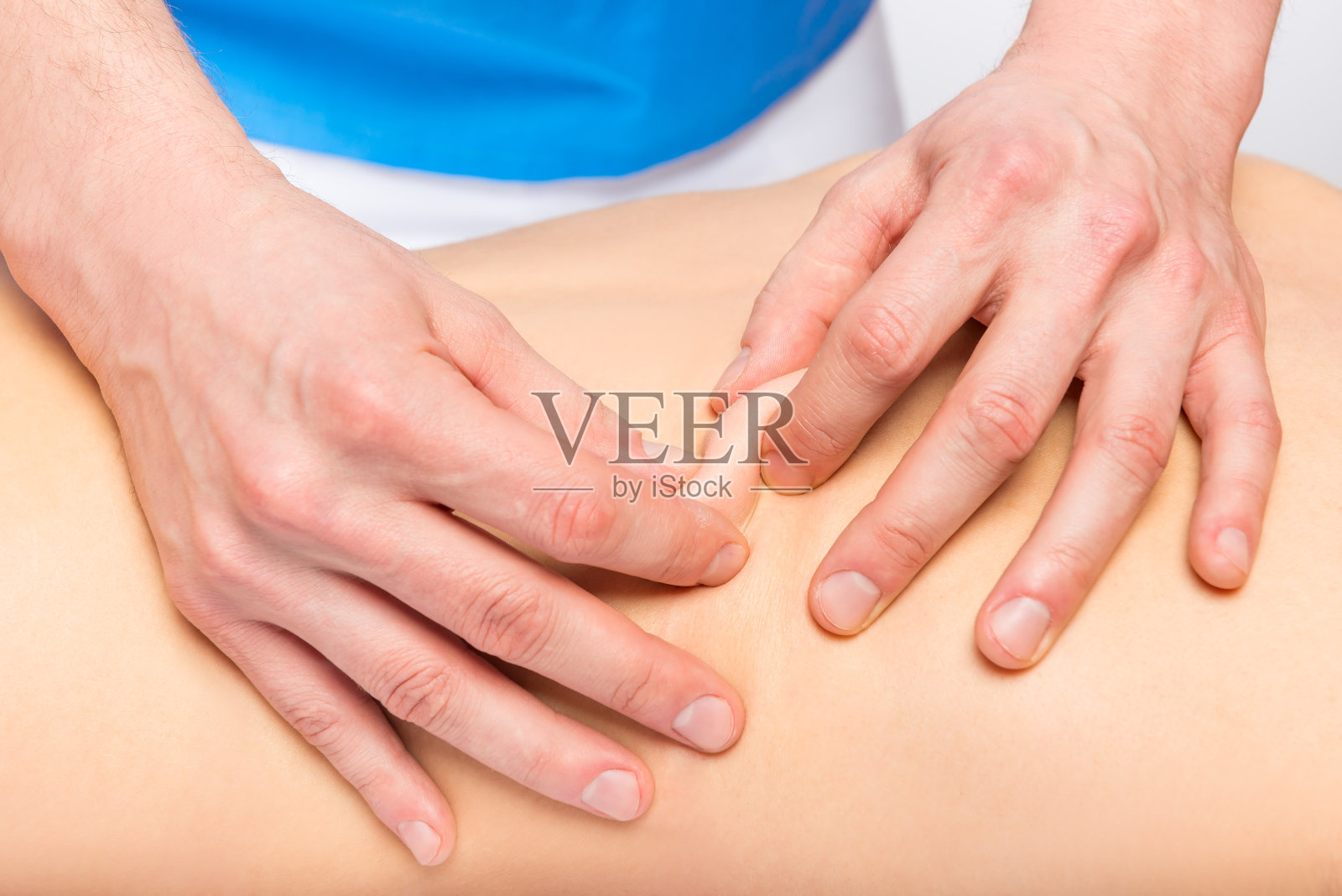 男性按摩师用手按摩皮肤特写照片摄影图片