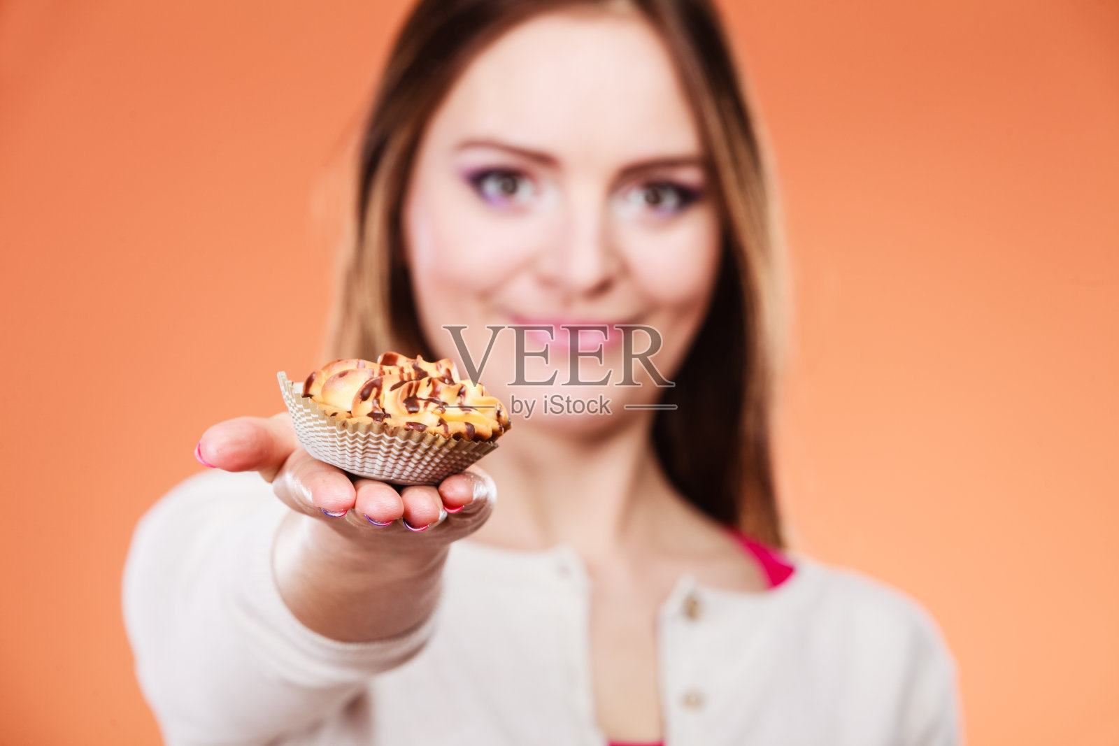 拿着装饰巧克力蛋糕的女人照片摄影图片