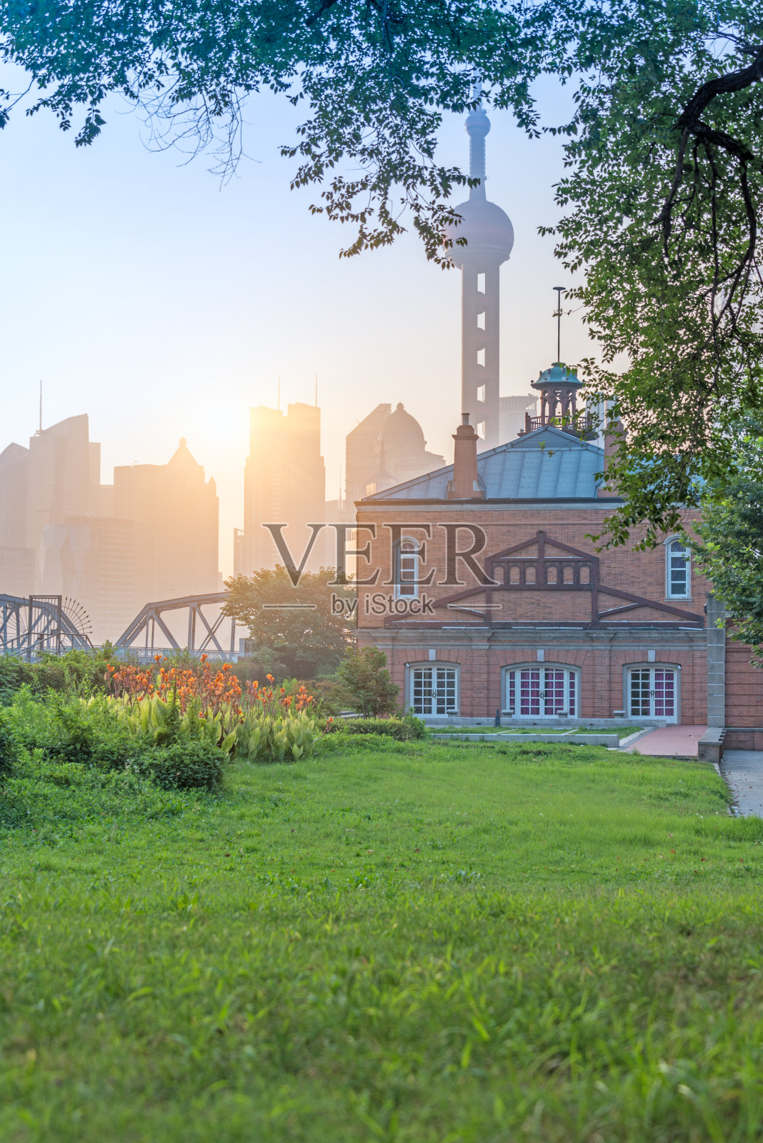 上海的东方钟楼照片摄影图片