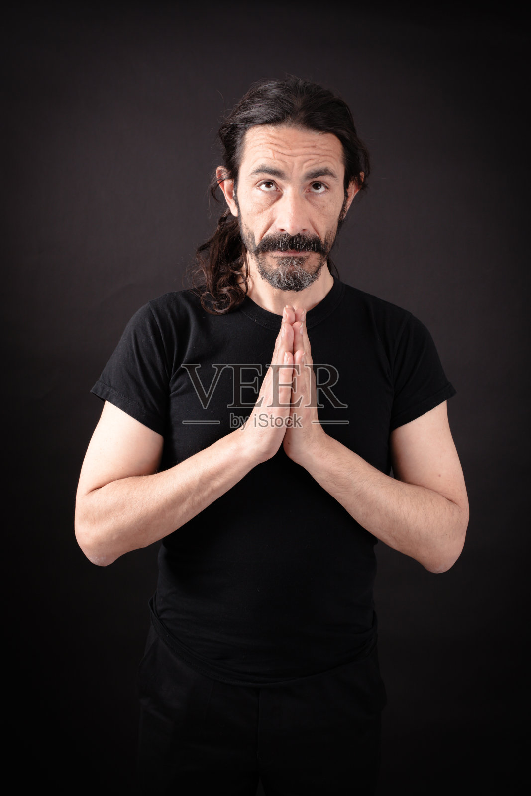 英俊的男人在不同的衣服做不同的表情:祈祷照片摄影图片