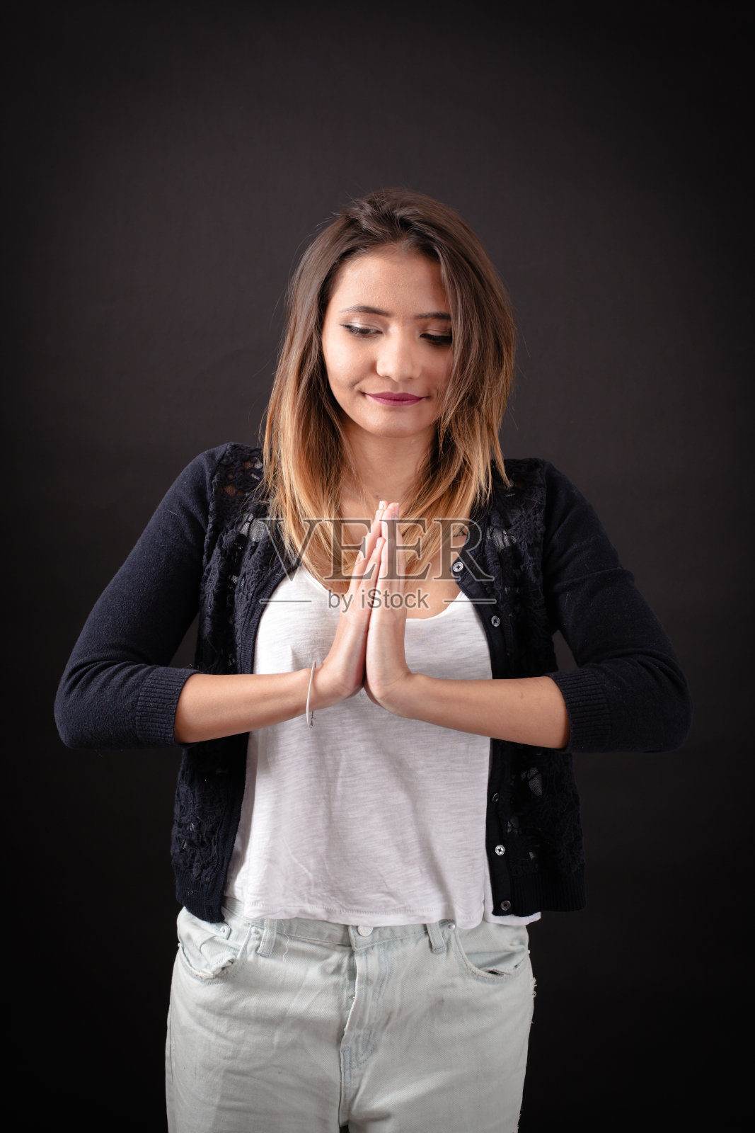 美丽的女人在不同的衣服做不同的表情:祈祷照片摄影图片