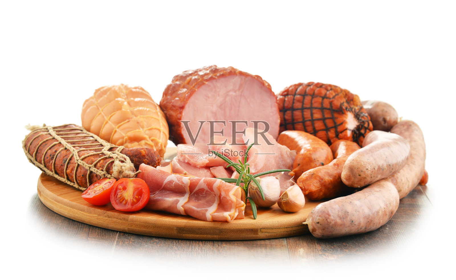 肉类产品包括火腿和香肠隔离白色照片摄影图片