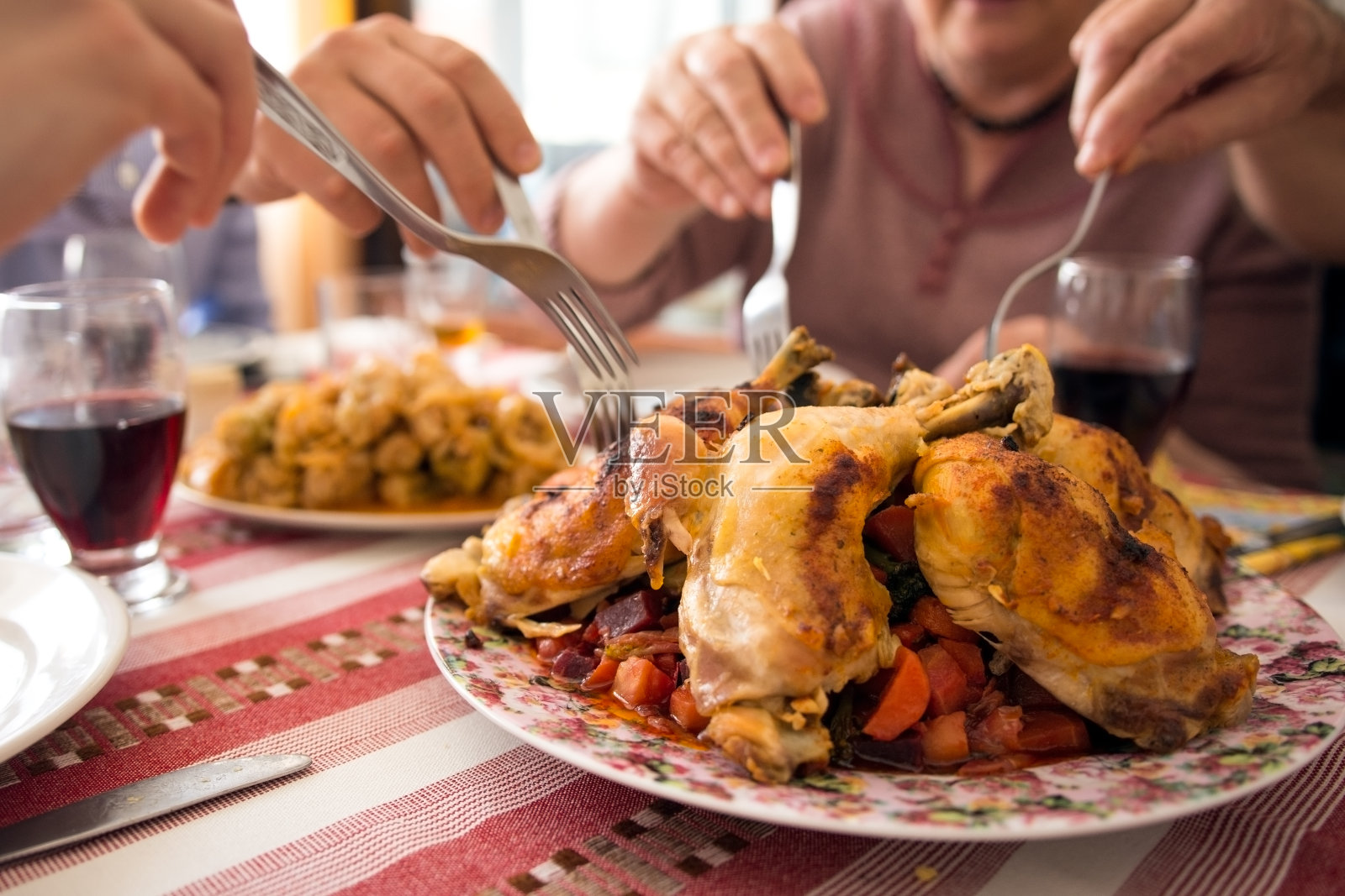 家庭聚餐,享用自制美食照片摄影图片