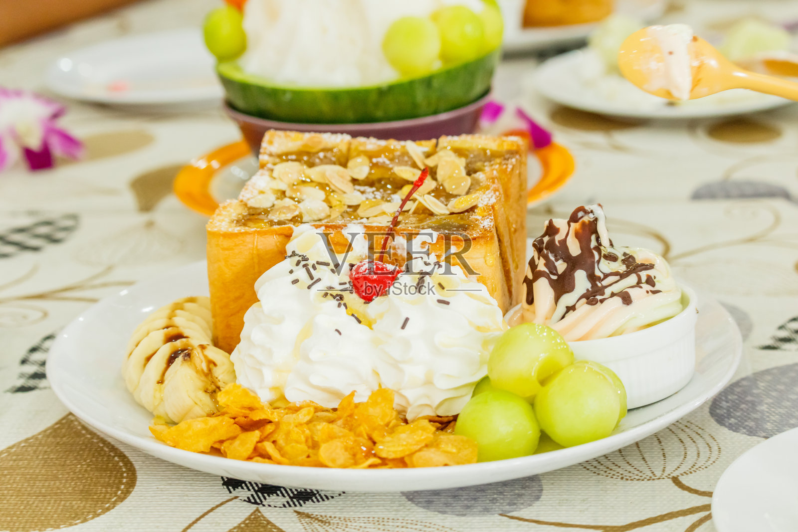 甜点,哈密瓜冰淇淋或冰苏。照片摄影图片