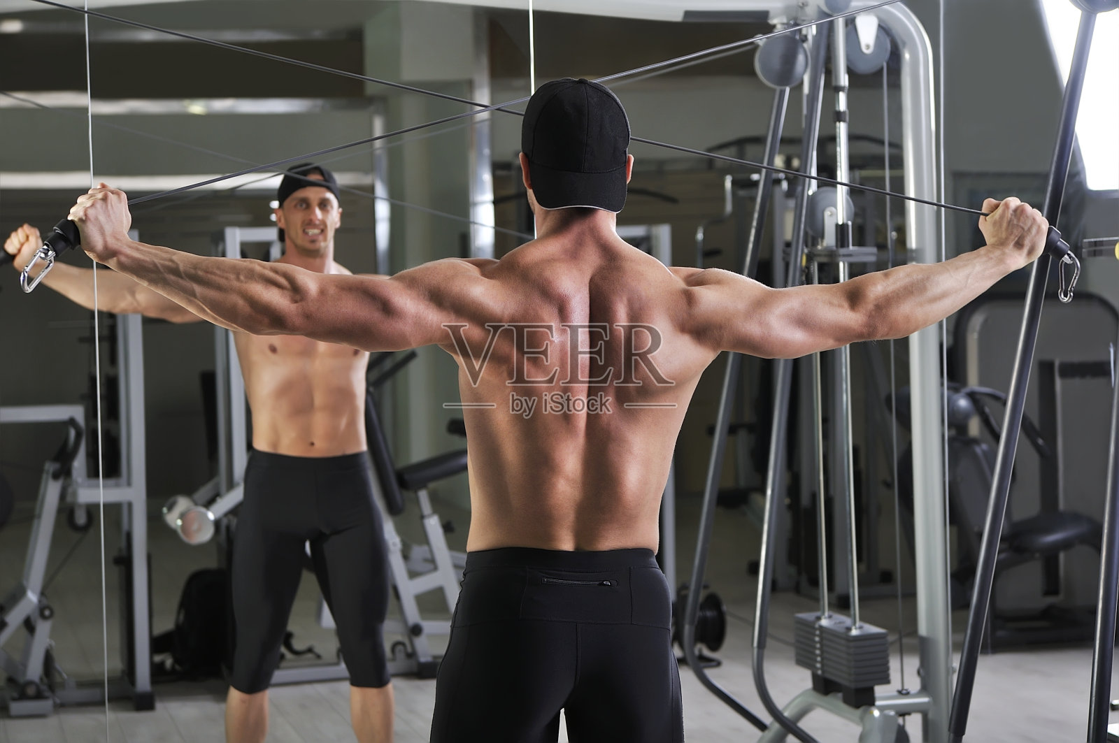 英俊有力的运动员做有线交叉运动。年代照片摄影图片