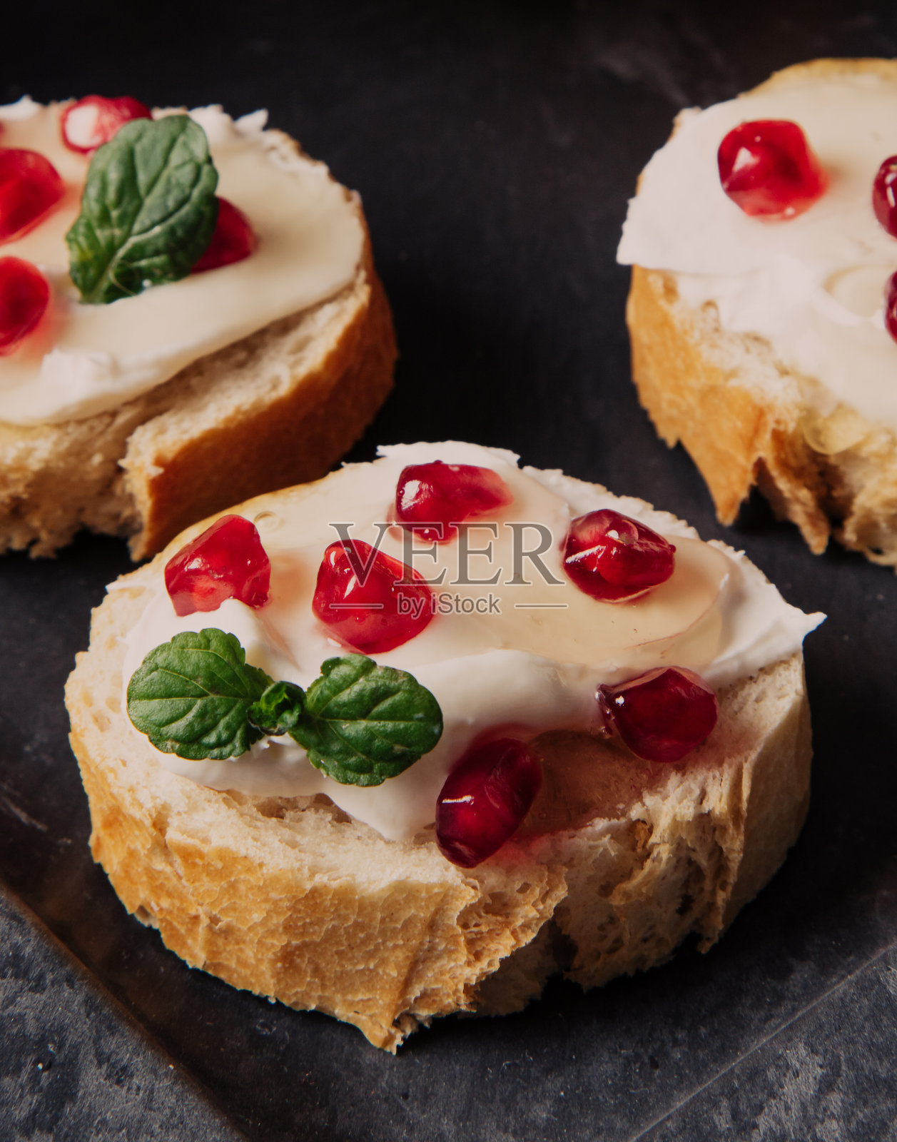 奶油芝士面包和石榴照片摄影图片