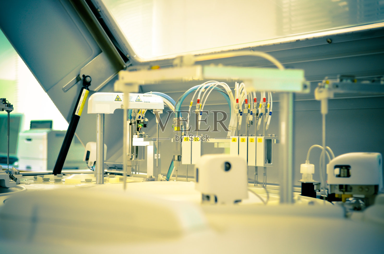 用于血液和尿液离心的现代机器人照片摄影图片