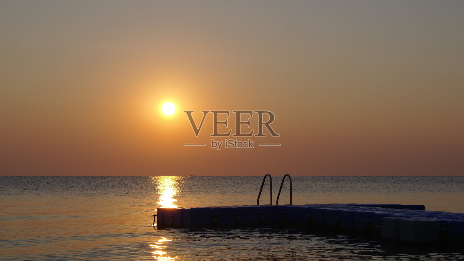 日出倒映在水面上照片摄影图片