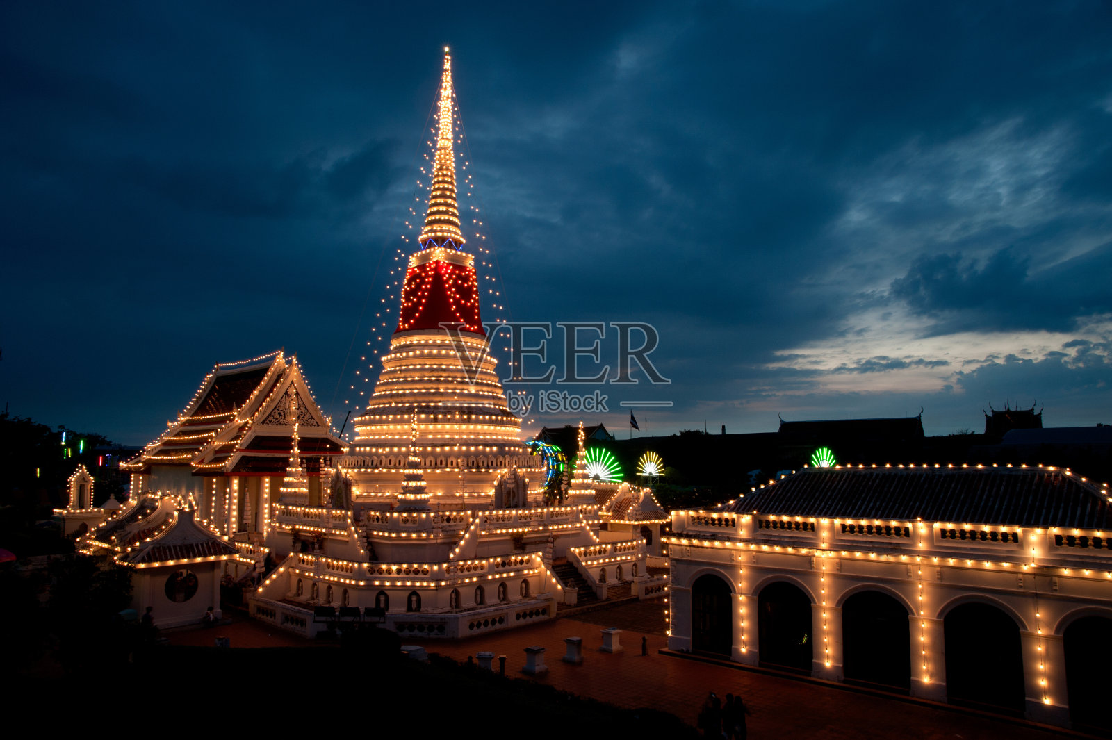泰国的Phra Samut Chedi宝塔在黄昏时是五颜六色的。照片摄影图片
