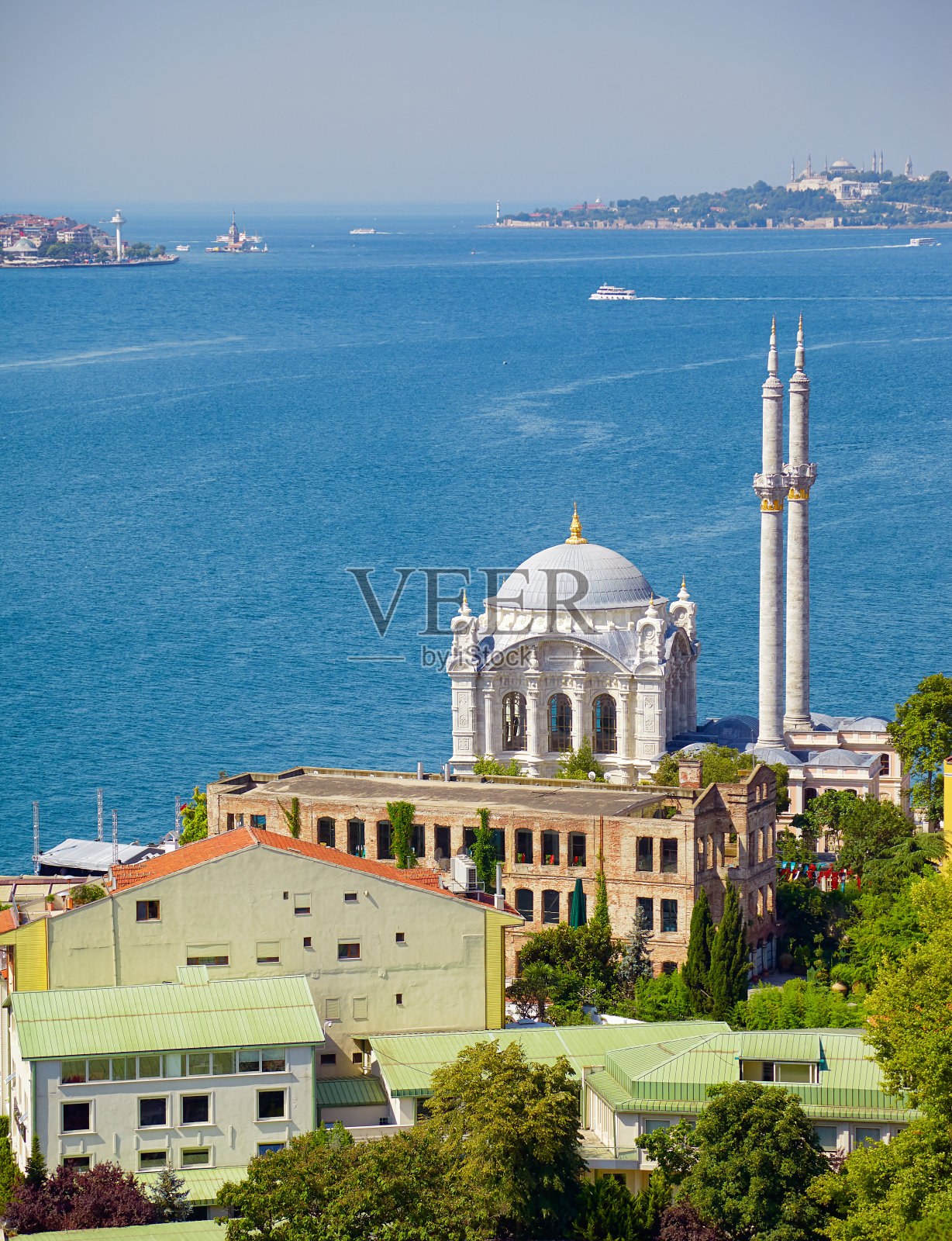 以博斯普鲁斯海峡为背景的Ortakoy清真寺。伊斯坦布尔照片摄影图片