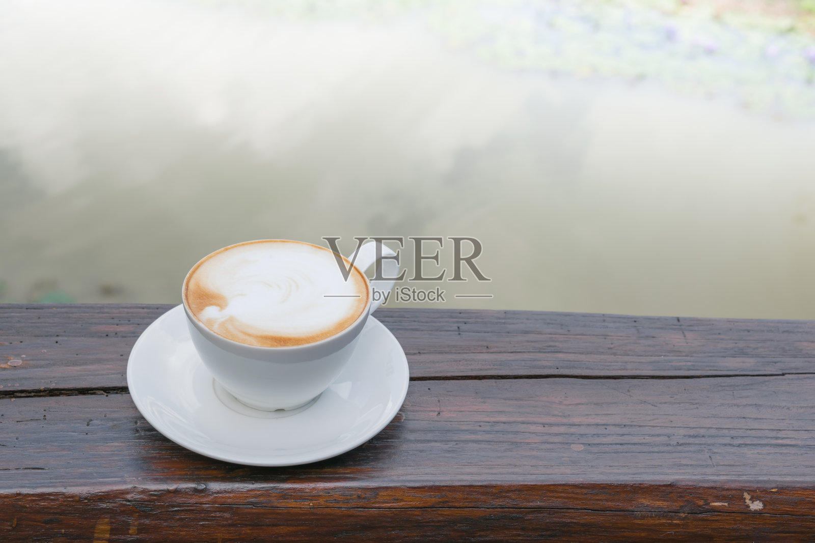 靠近白色的咖啡杯,拿铁照片摄影图片