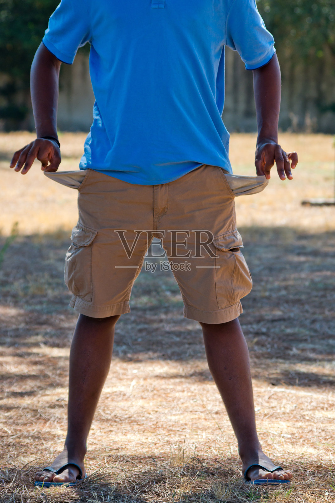 一个黑人男孩的空口袋照片摄影图片