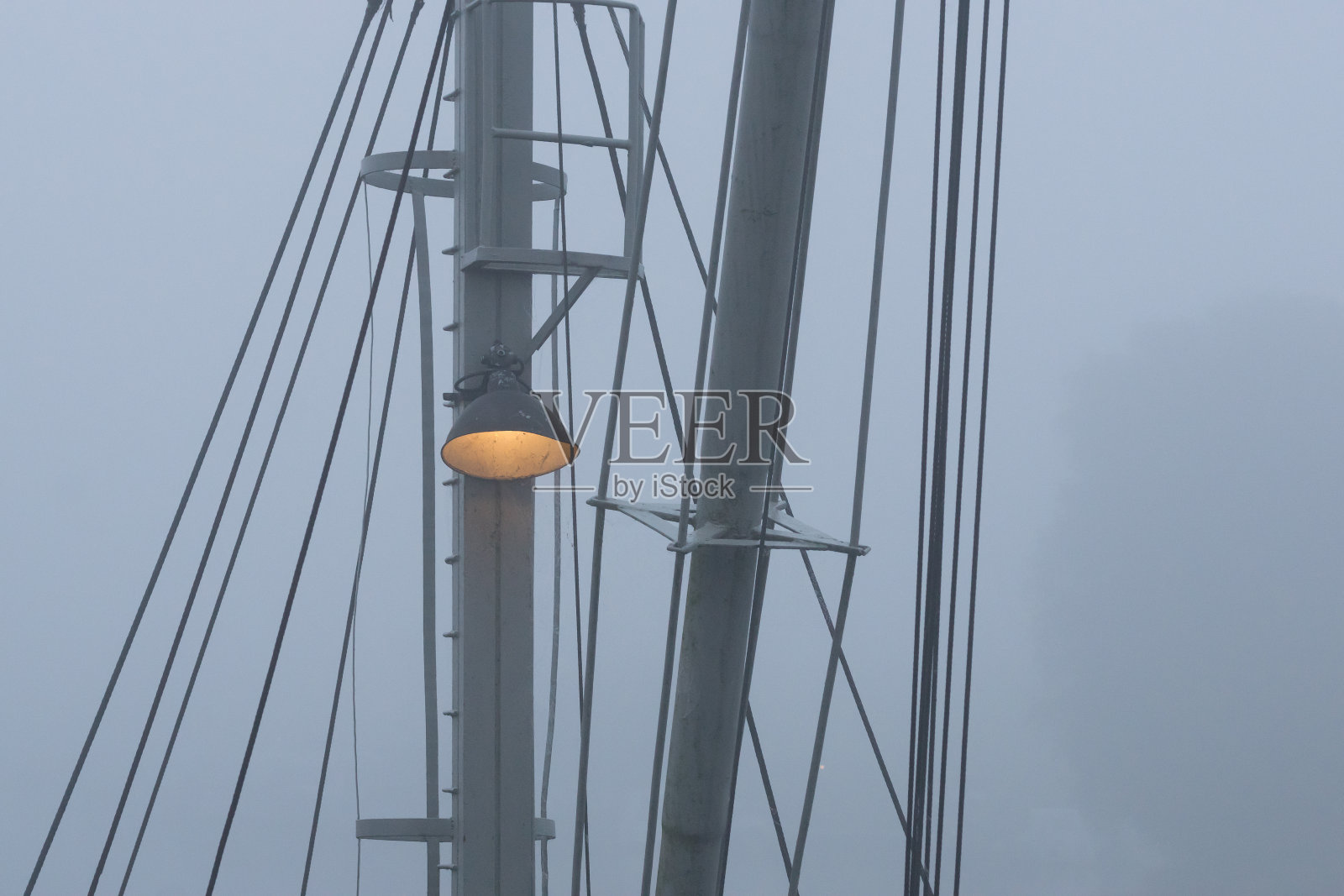 雾中桅杆上的复古船灯照片摄影图片