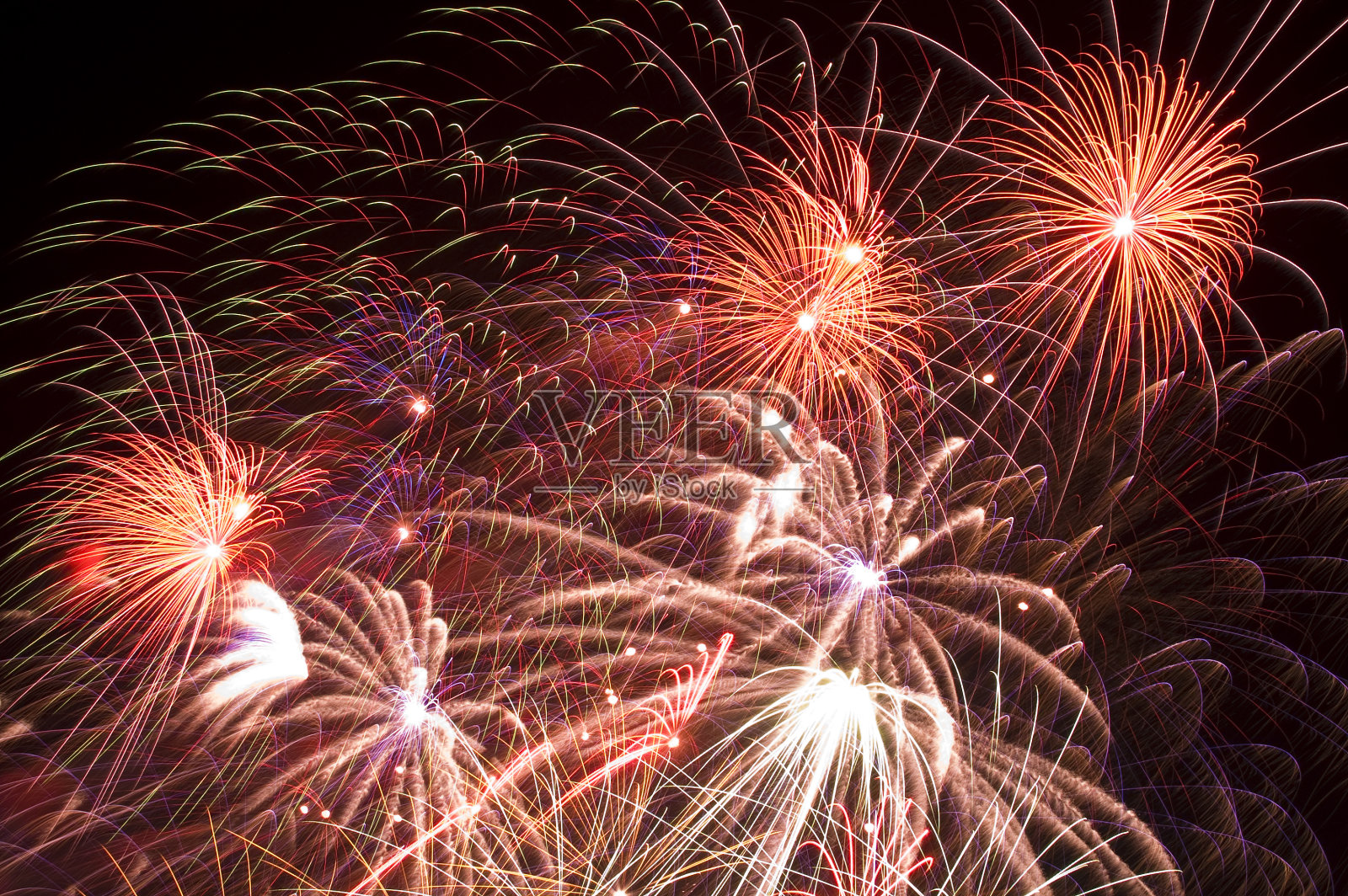 多个烟花在夜空中绽放。照片摄影图片