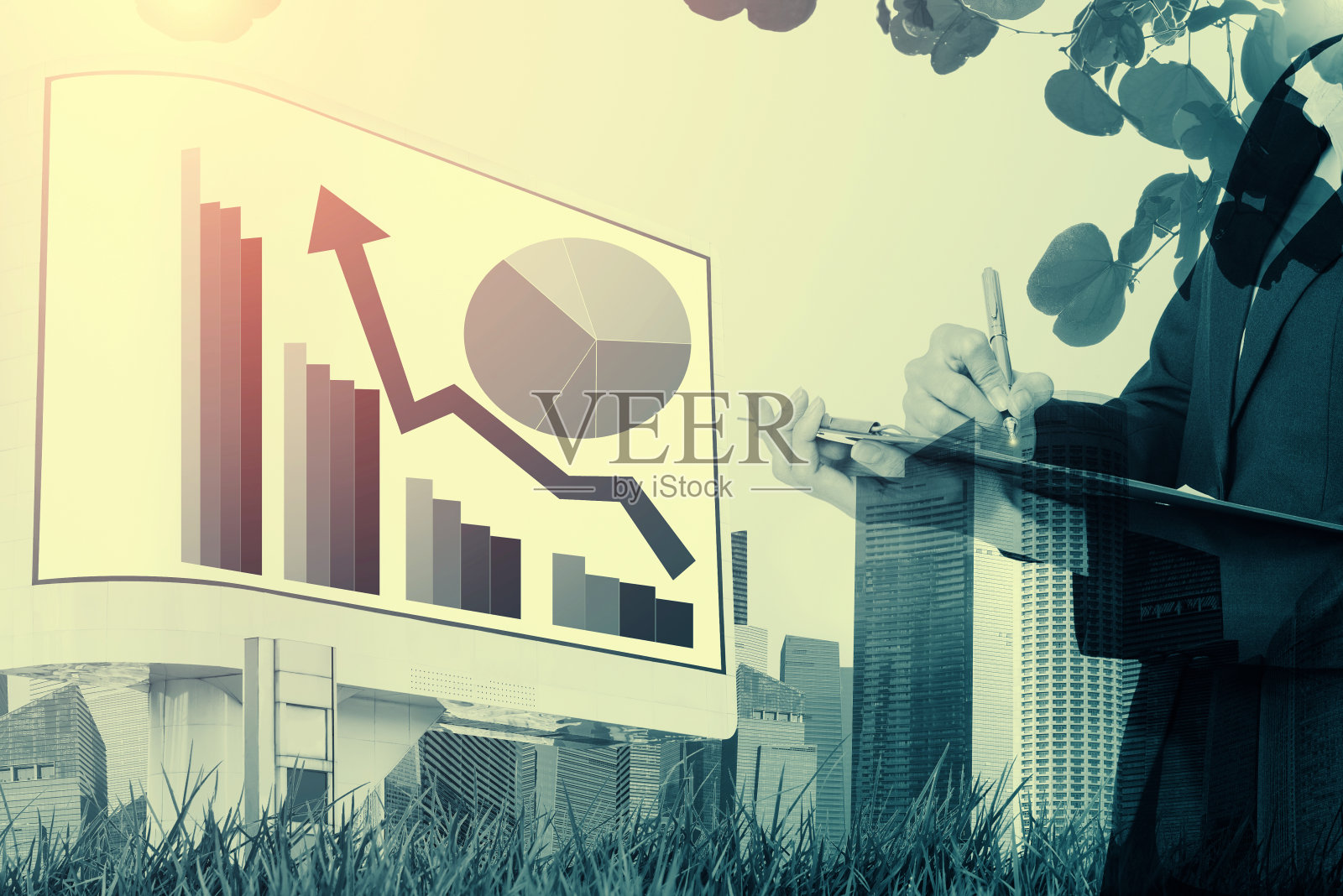 与cityscap一起工作的商业图表女商人照片摄影图片