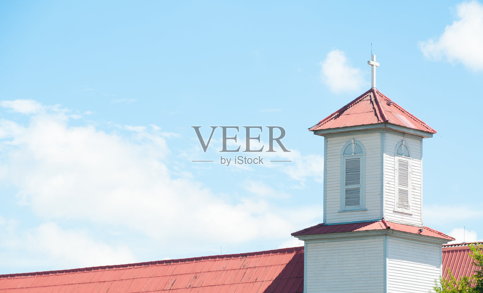 教堂尖塔上,十字架顶着东正教教堂照片摄影图片