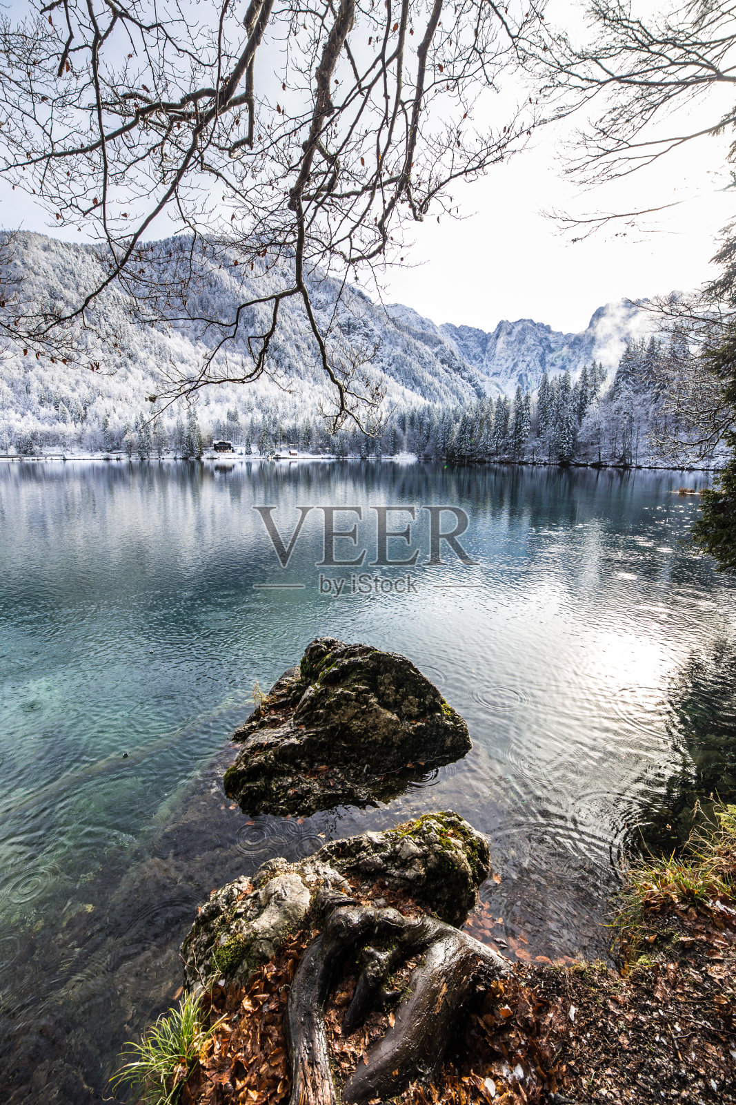 山上的湖里初雪照片摄影图片