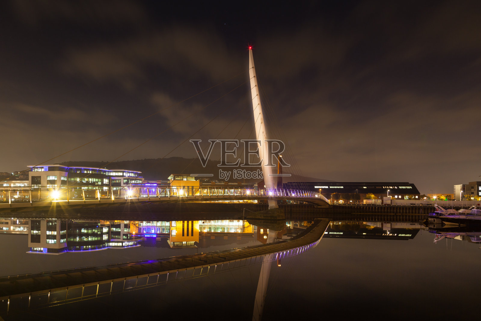 月光下的斯旺西帆桥照片摄影图片