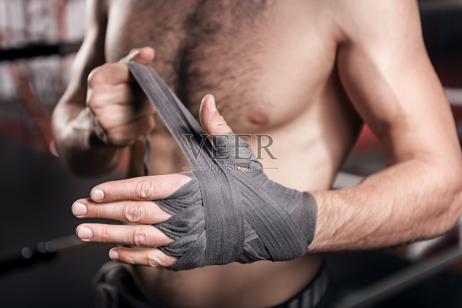 特写的人在拳击胶带包裹的手照片摄影图片