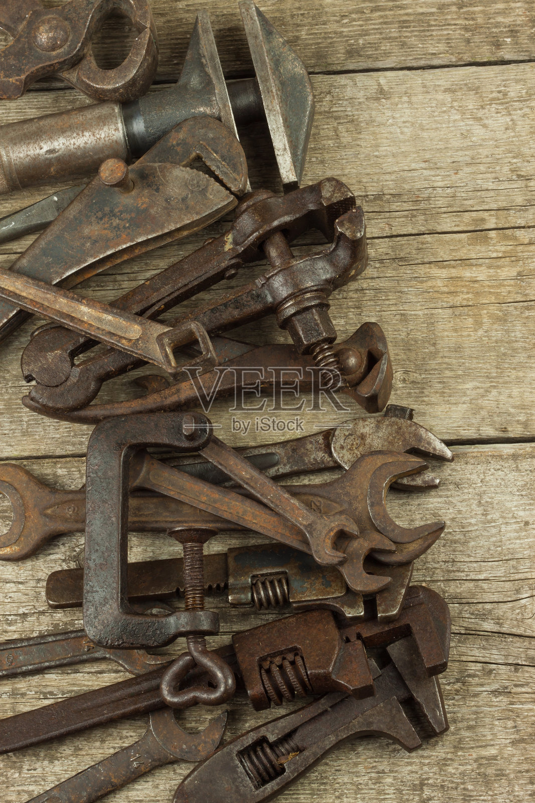 一套肮脏的手工工具。老生锈的工具照片摄影图片